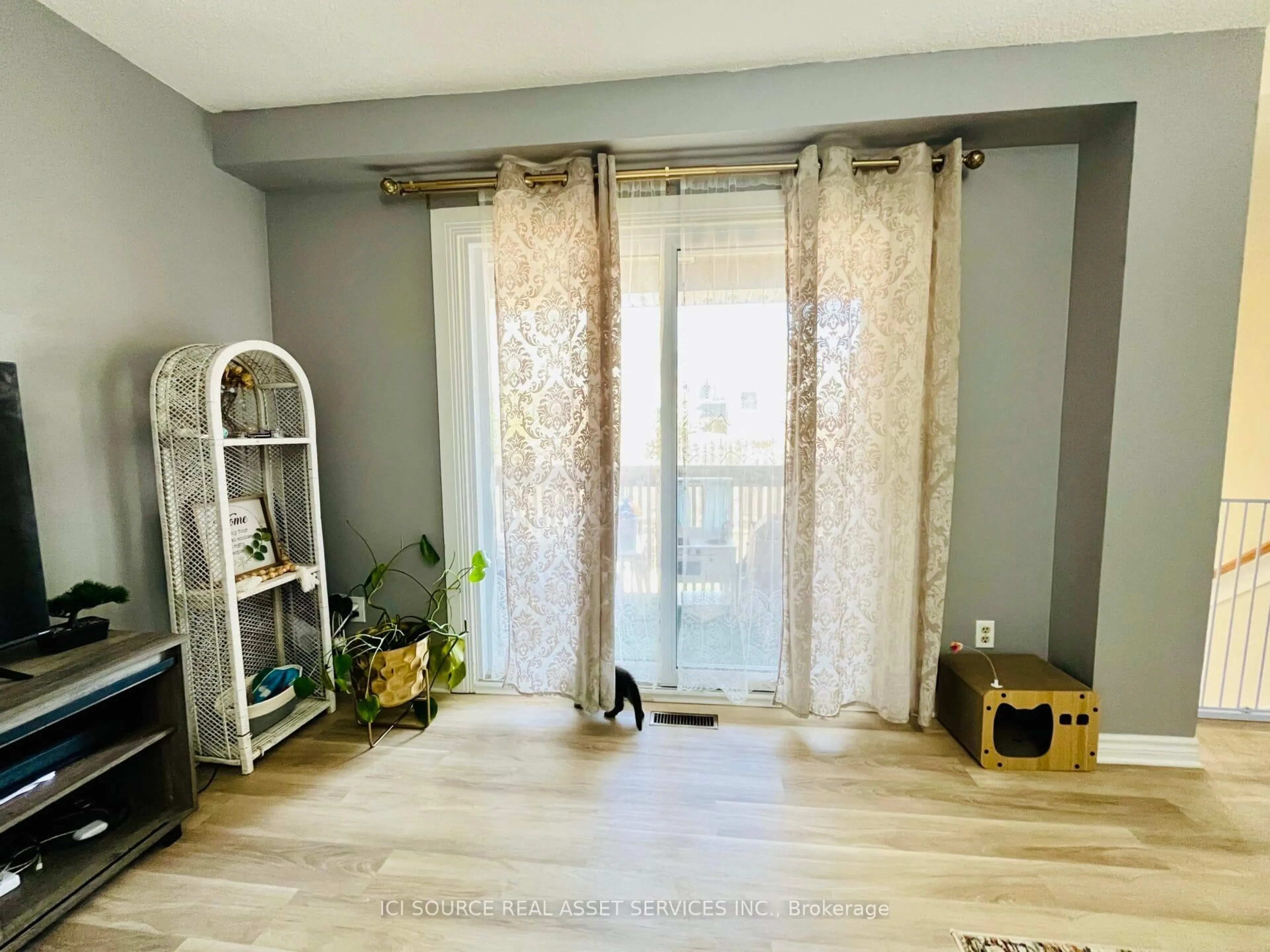 A pic of a room for 1300 Upper Ottawa St #18, Hamilton Ontario L8W 1M8