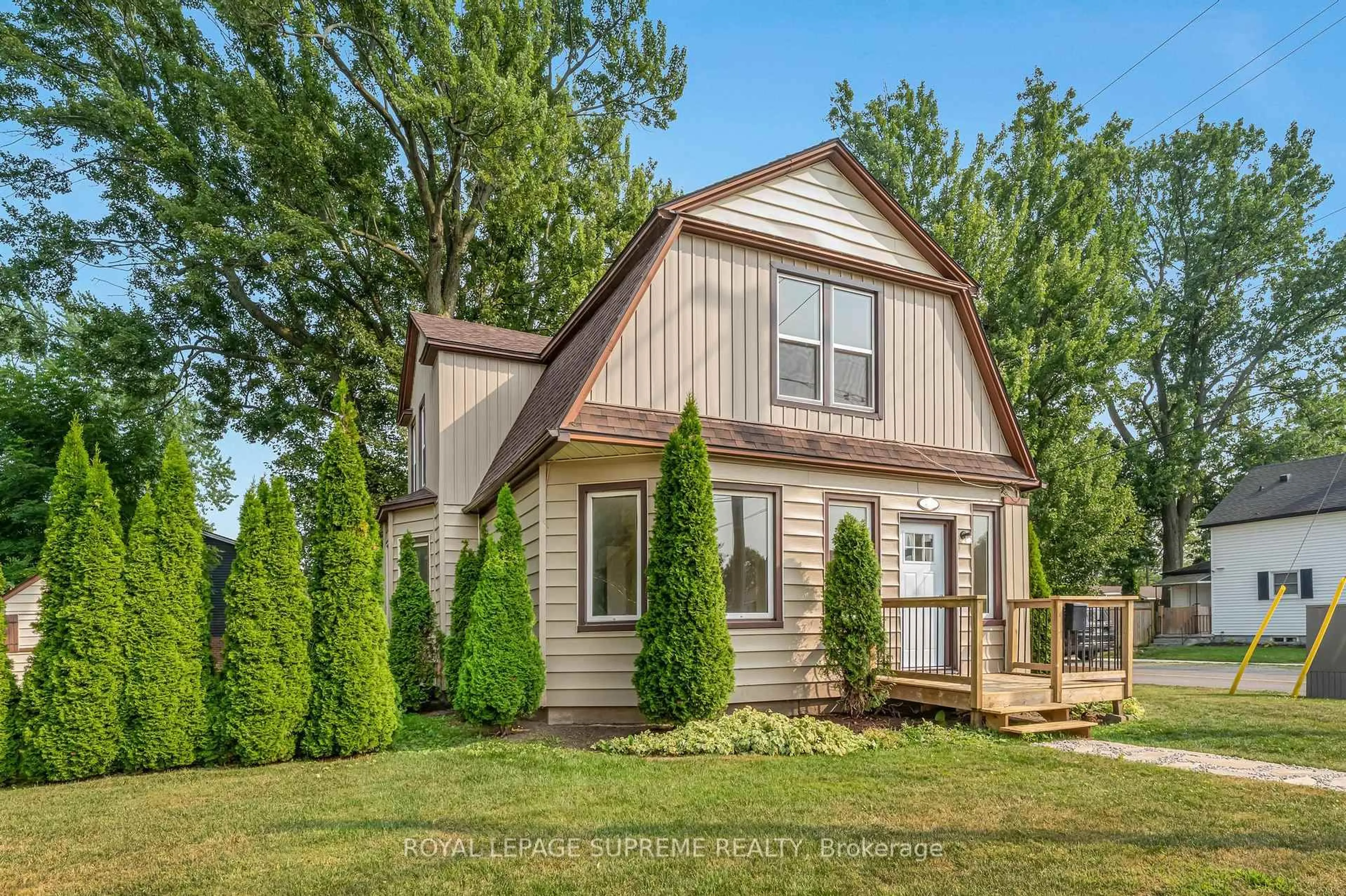 Home with vinyl exterior material, street for 4036 Main St, Niagara Falls Ontario L2G 6B8
