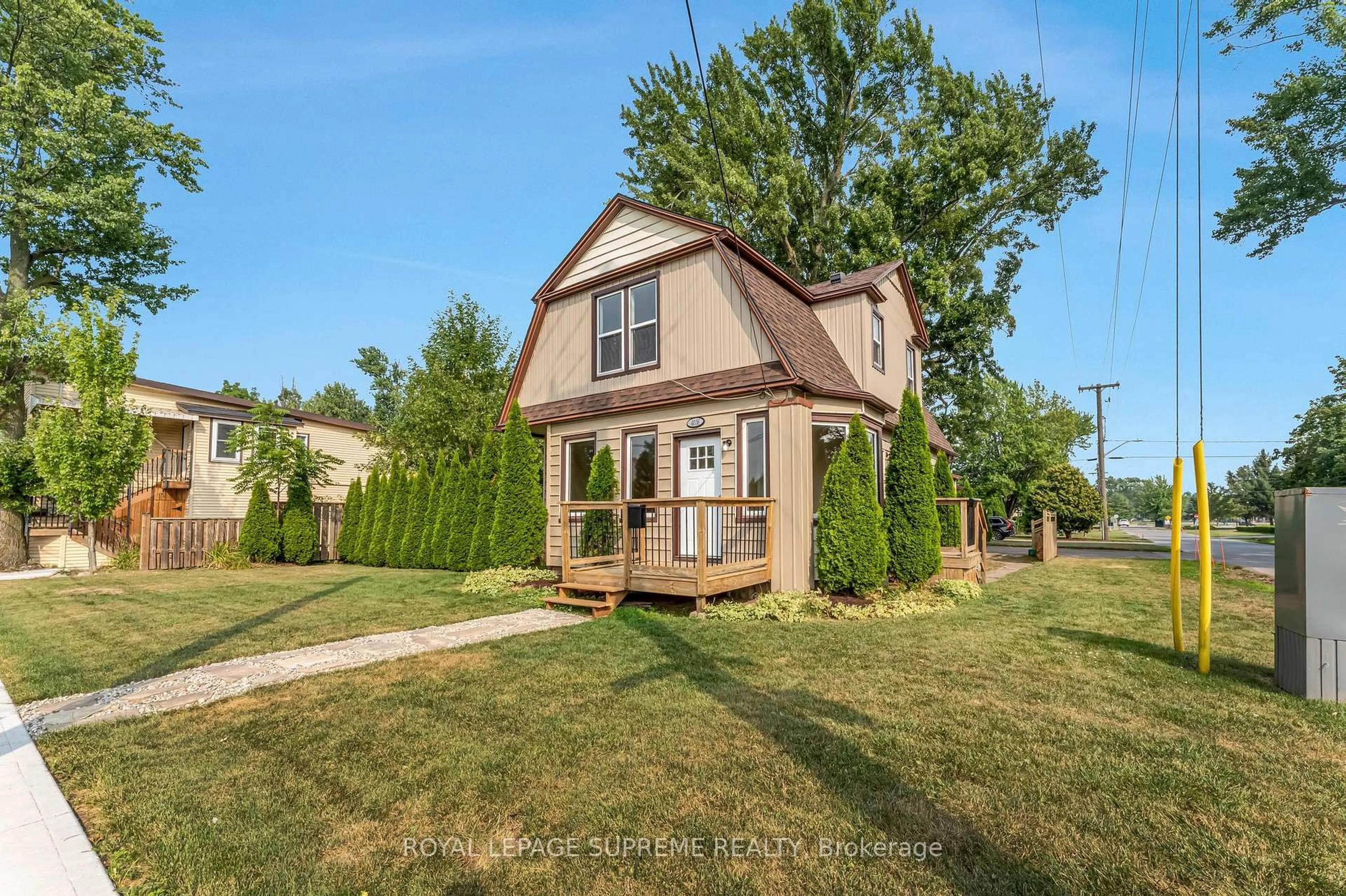 Home with vinyl exterior material, street for 4036 Main St, Niagara Falls Ontario L2G 6B8
