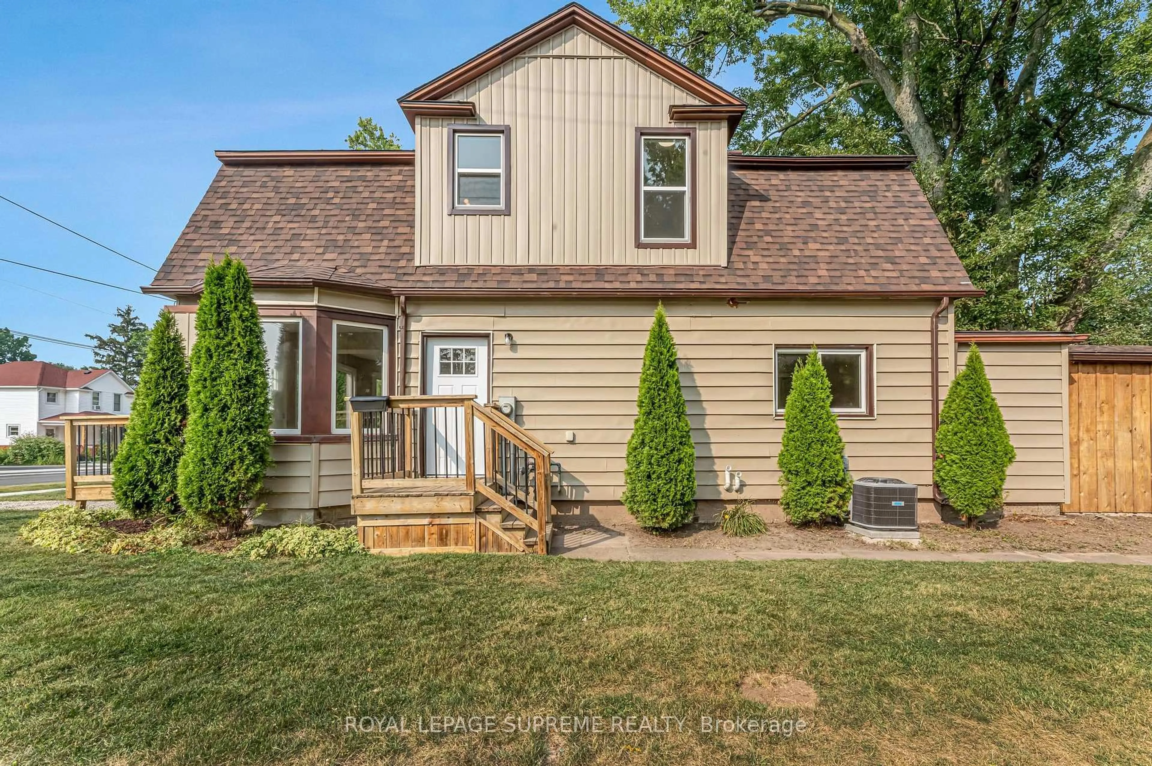 Home with vinyl exterior material, street for 4036 Main St, Niagara Falls Ontario L2G 6B8