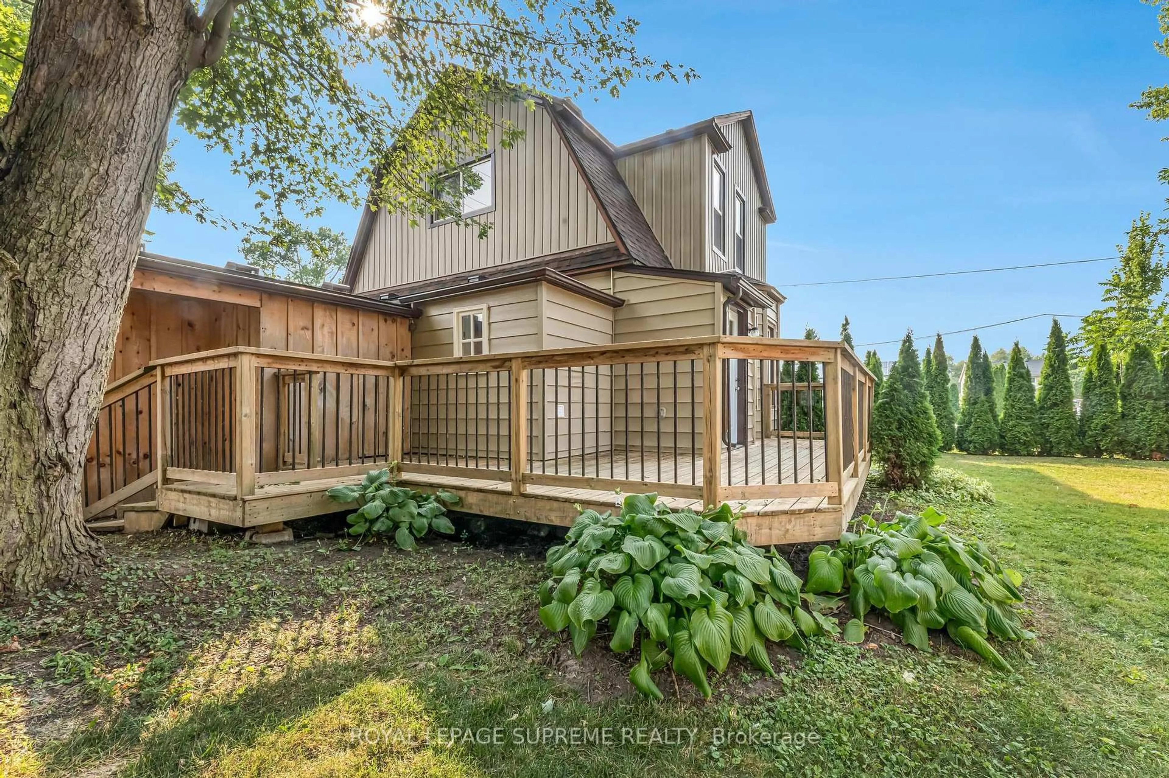 Patio, unknown for 4036 Main St, Niagara Falls Ontario L2G 6B8