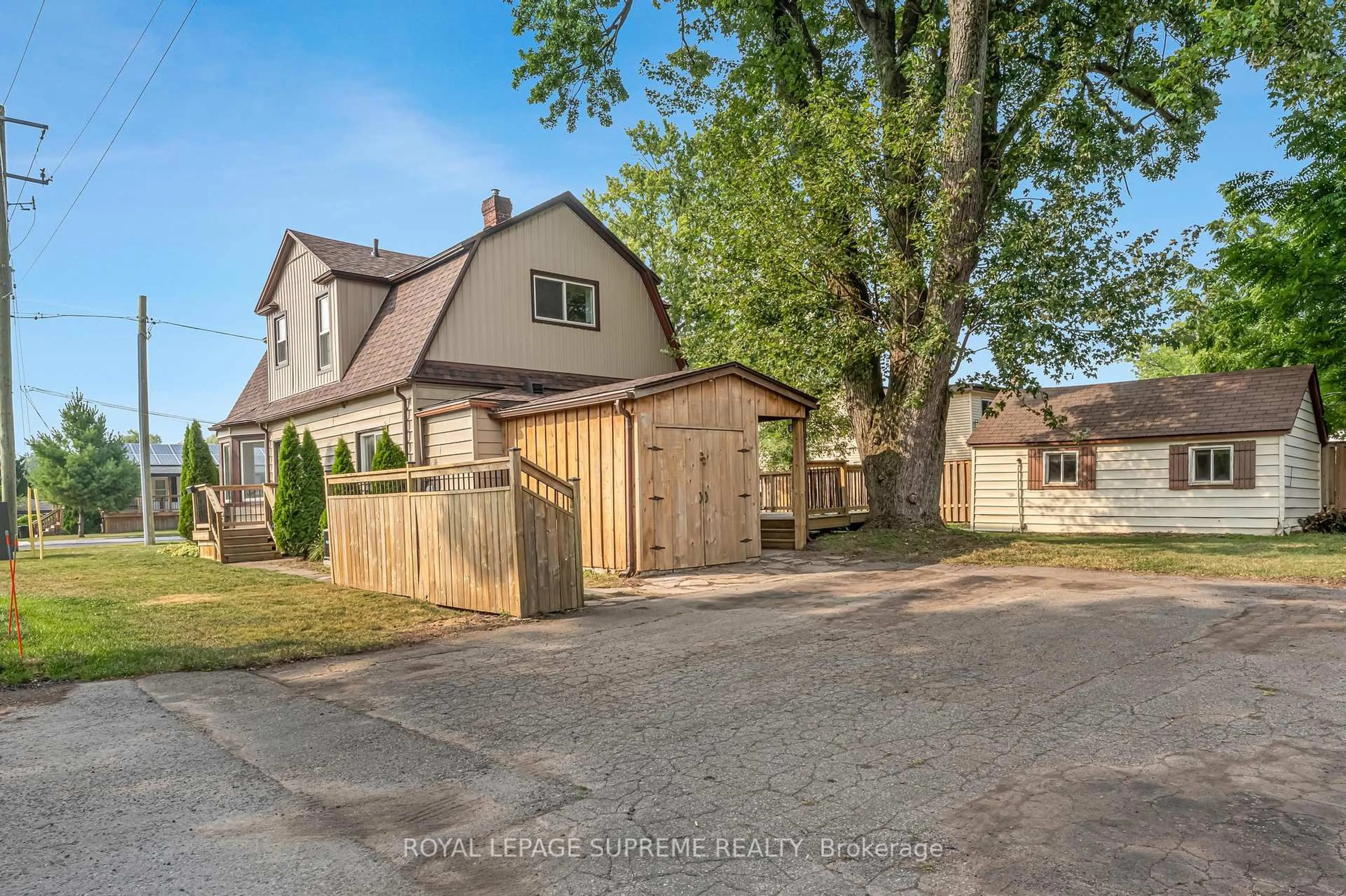 A pic from outside/outdoor area/front of a property/back of a property/a pic from drone, street for 4036 Main St, Niagara Falls Ontario L2G 6B8