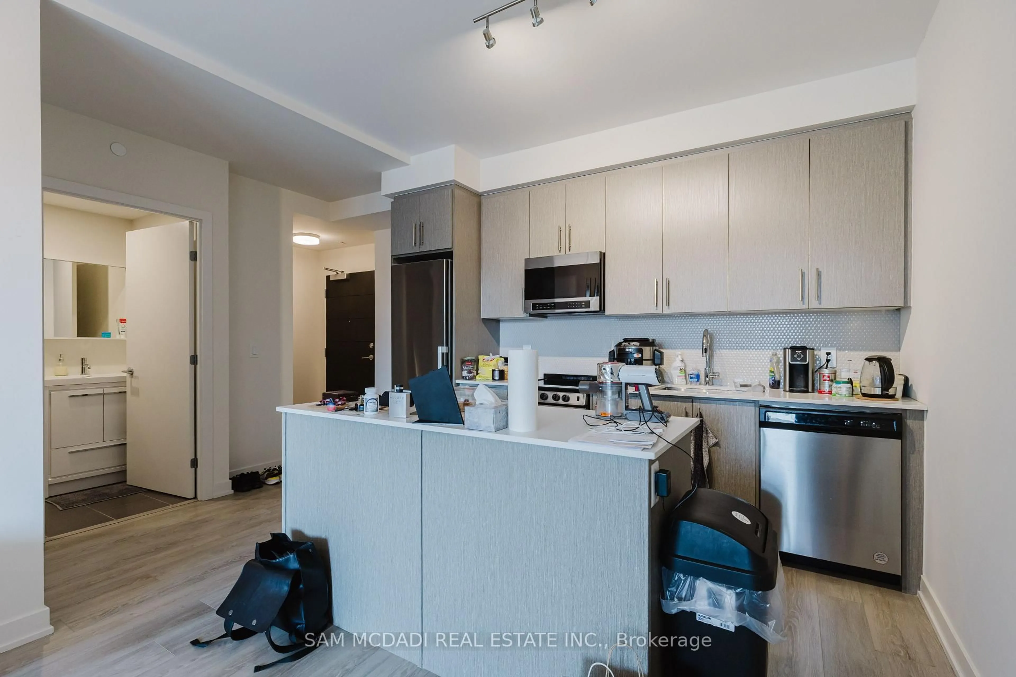 Standard kitchen, unknown for 212 King William St #1305, Hamilton Ontario L8R 0A7