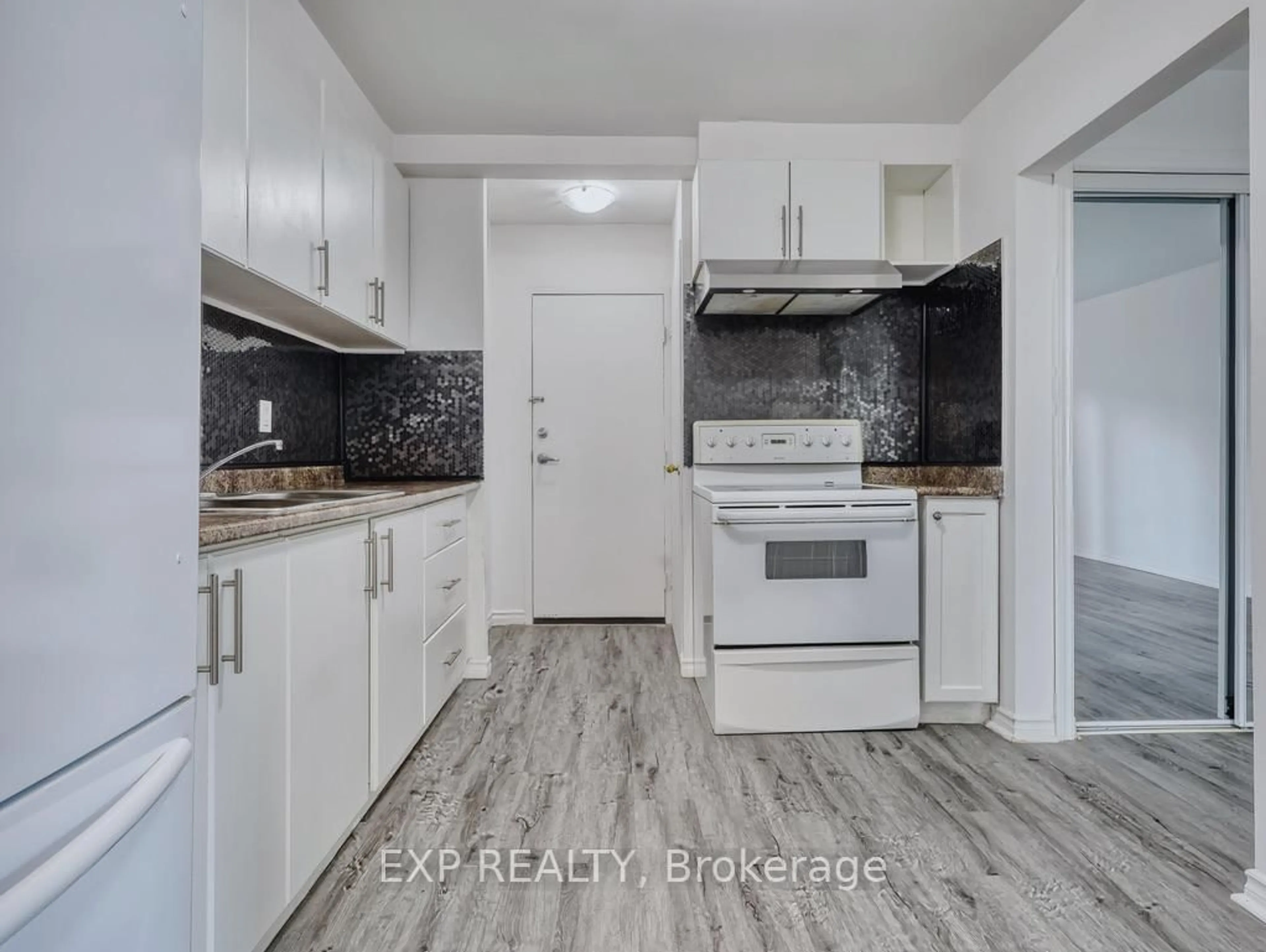 Standard kitchen, unknown for 17 Old Pine Tr #176, St. Catharines Ontario L2M 6P9