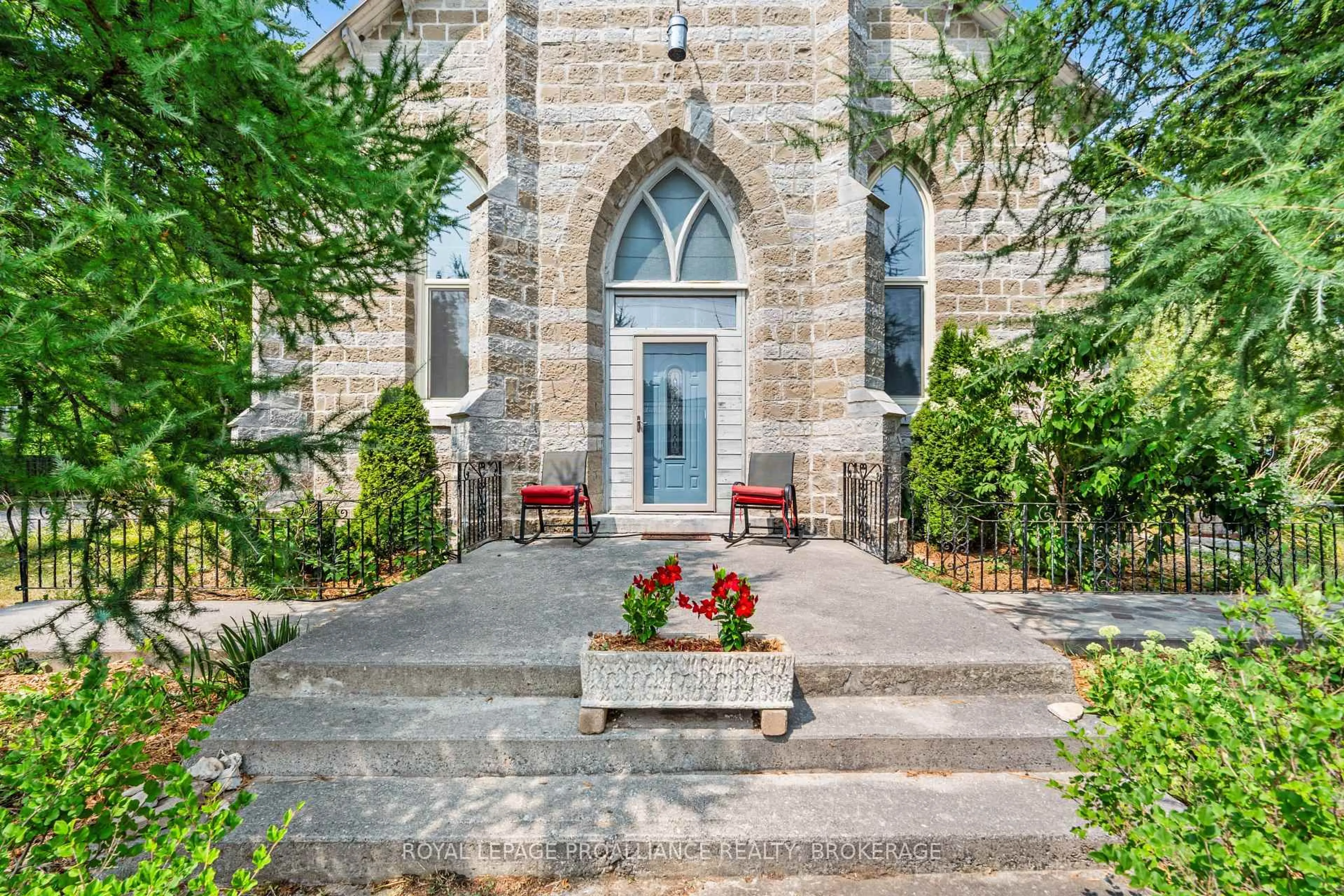 Indoor entryway for 3958 Harrowsmith Rd, Harrowsmith Ontario K0H 1V0
