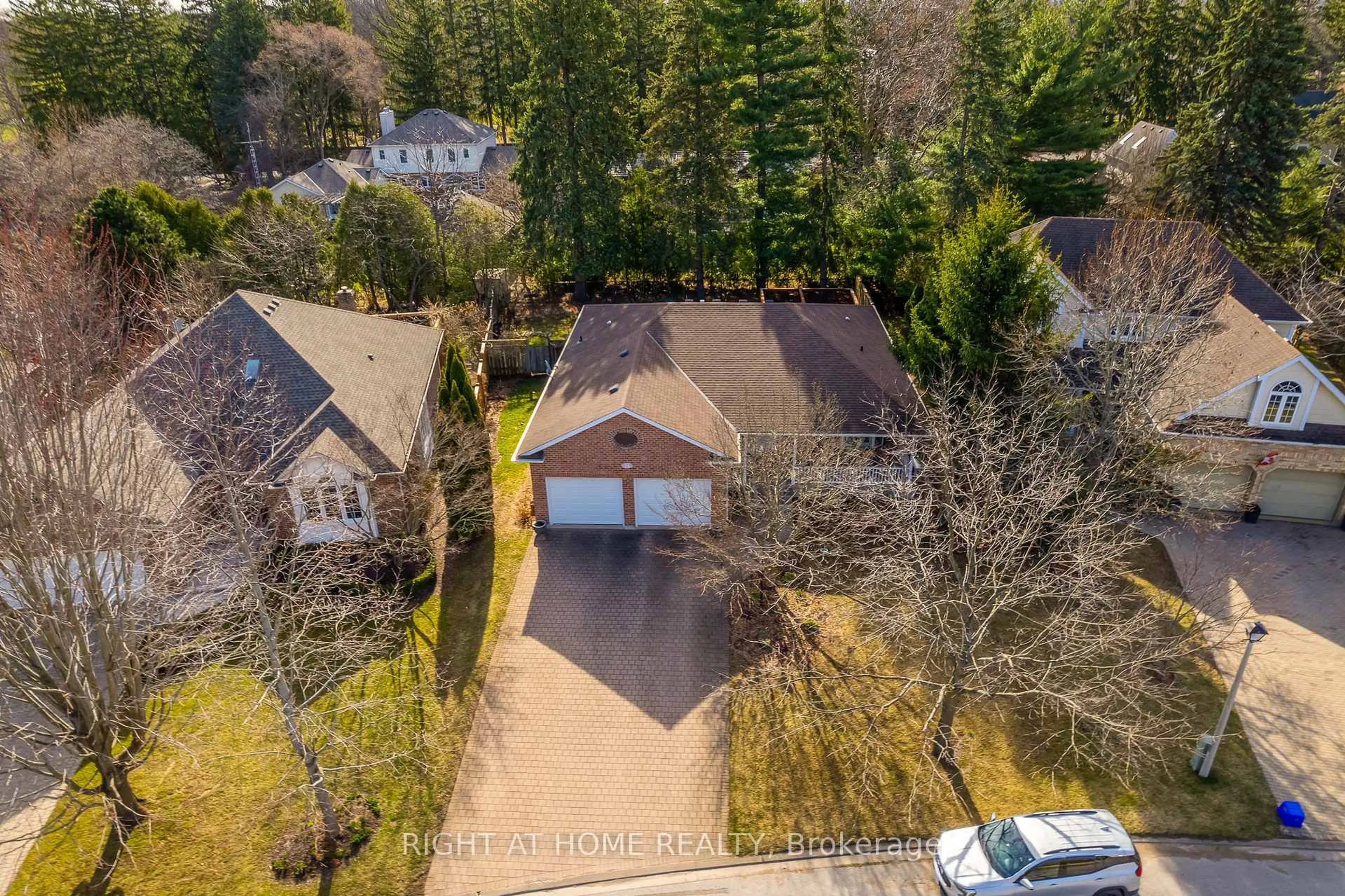 A pic from outside/outdoor area/front of a property/back of a property/a pic from drone, street for 26 Park Crt, Niagara-on-the-Lake Ontario L0S 1J0