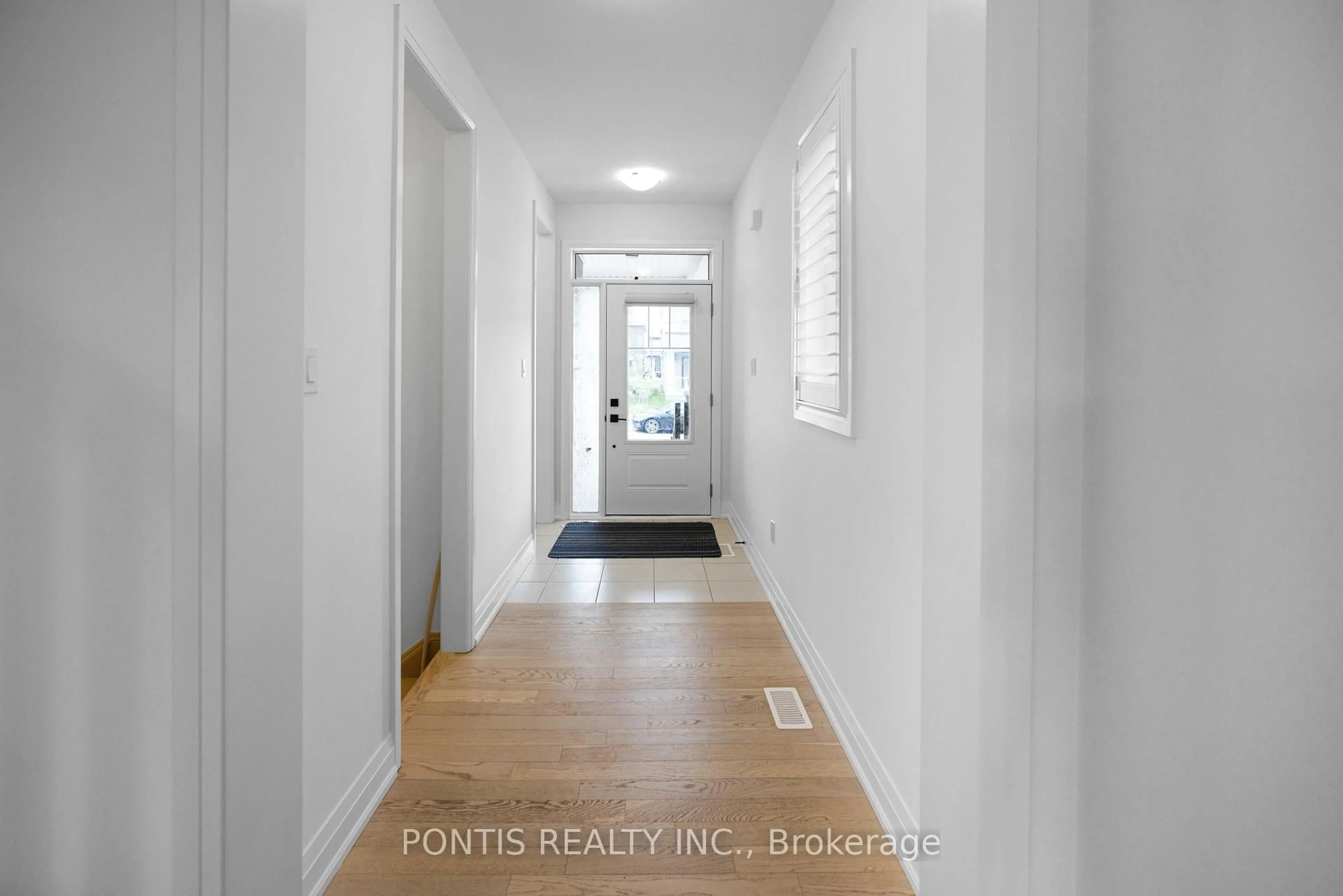 Indoor entryway for 18 SAXONY St, Kitchener Ontario N2R 0S3