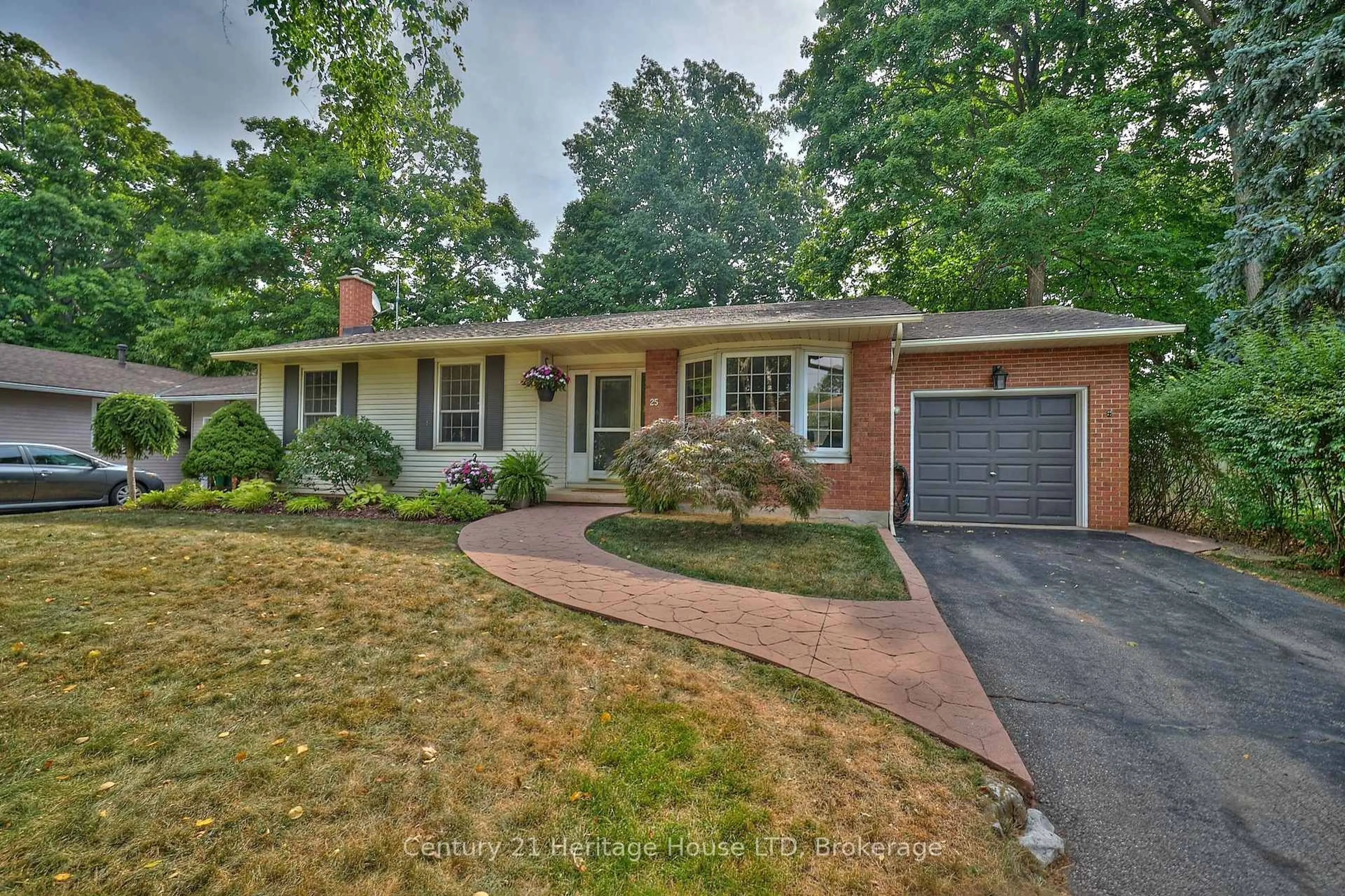 Home with brick exterior material, street for 25 Birchpark Dr, Grimsby Ontario L3M 4M9