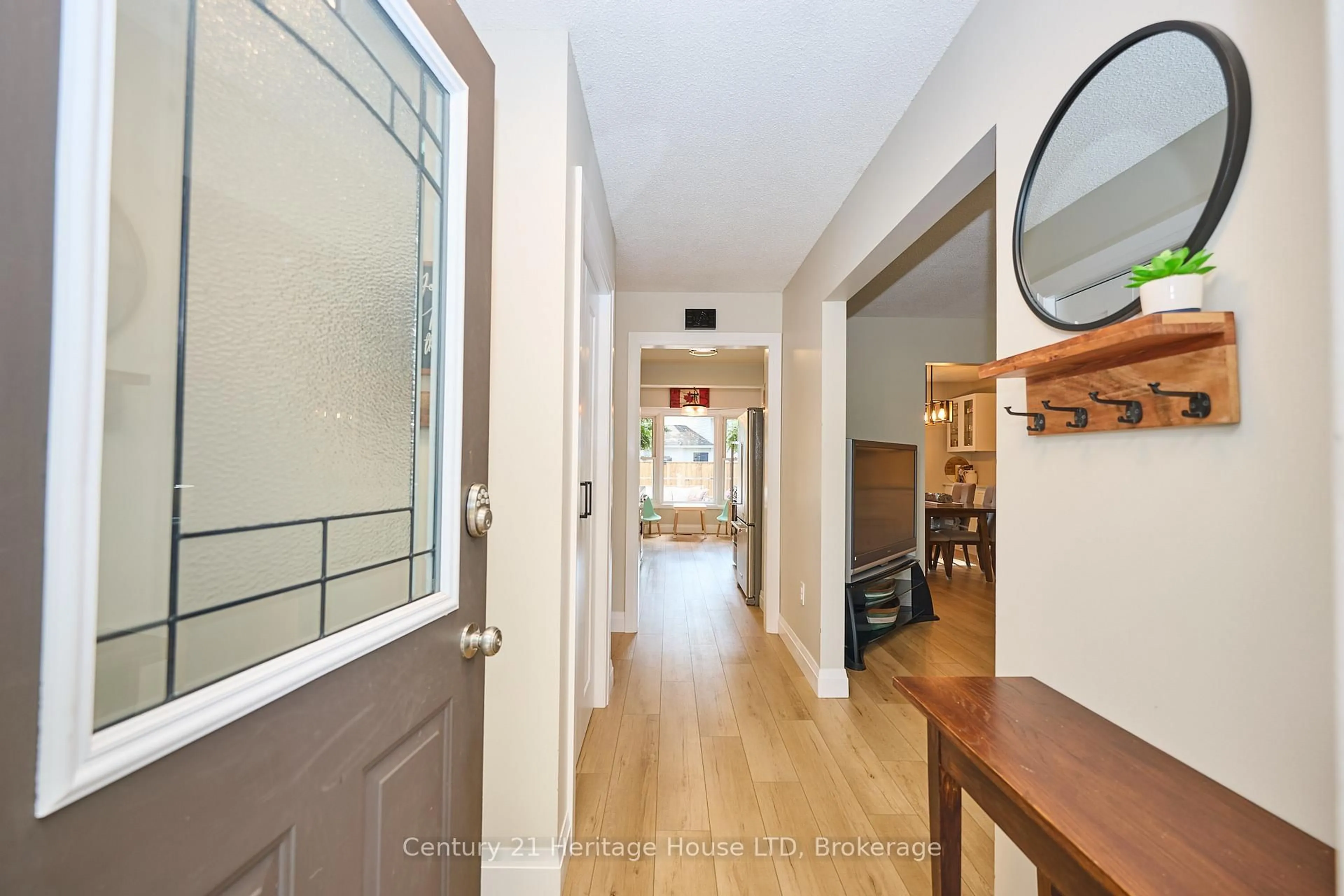 Indoor entryway for 25 Birchpark Dr, Grimsby Ontario L3M 4M9