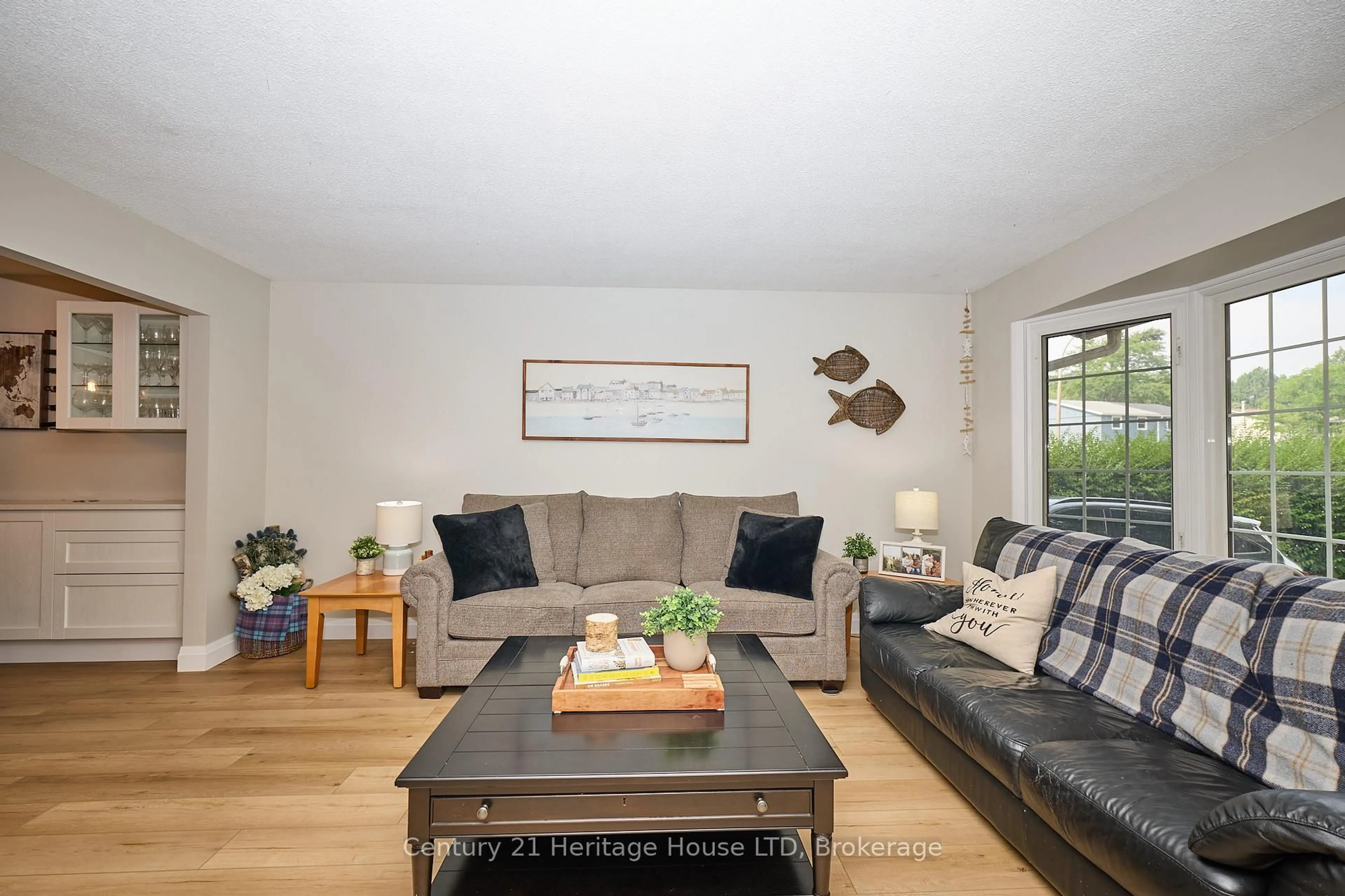 Living room with furniture, wood/laminate floor for 25 Birchpark Dr, Grimsby Ontario L3M 4M9