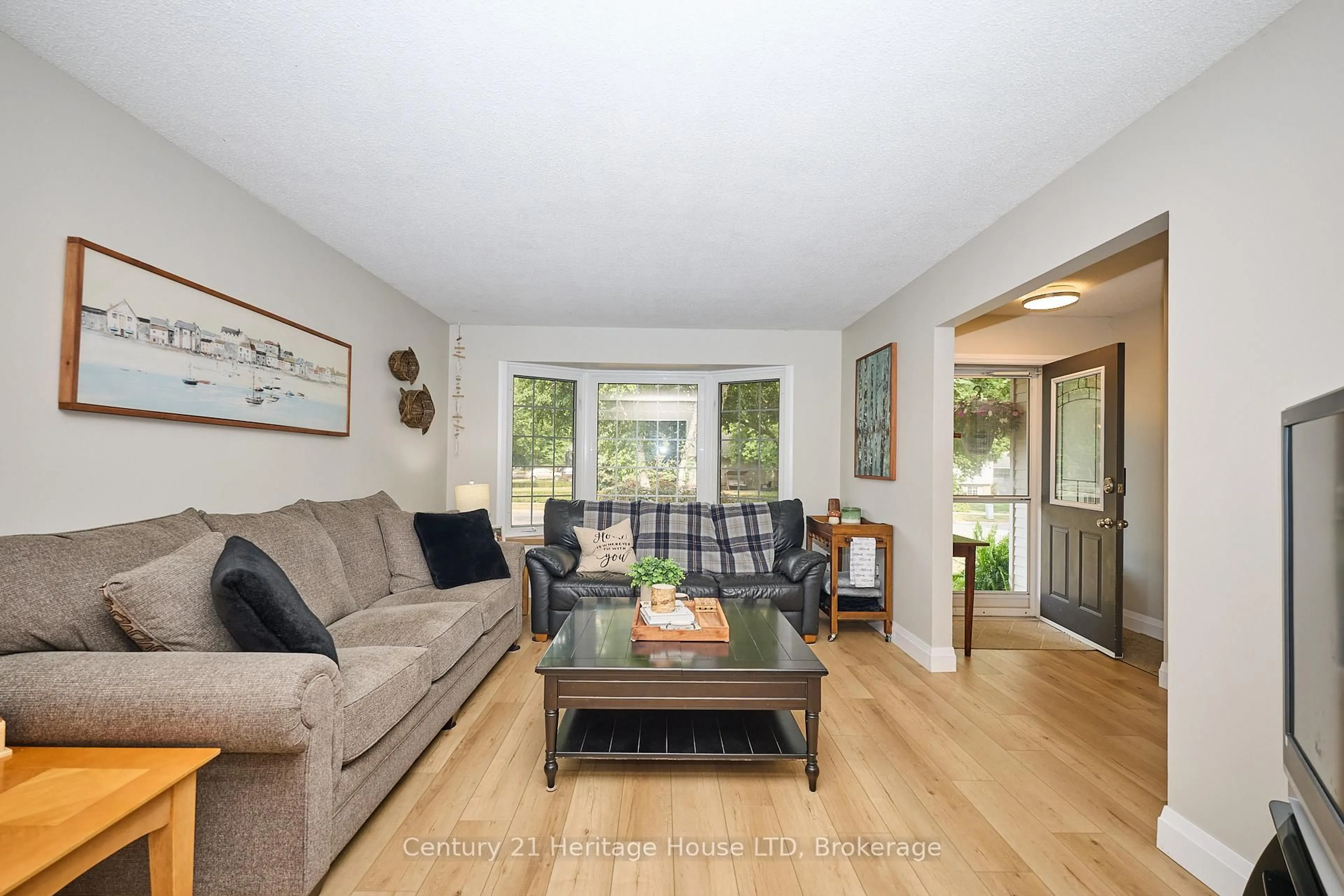 Living room with furniture, wood/laminate floor for 25 Birchpark Dr, Grimsby Ontario L3M 4M9