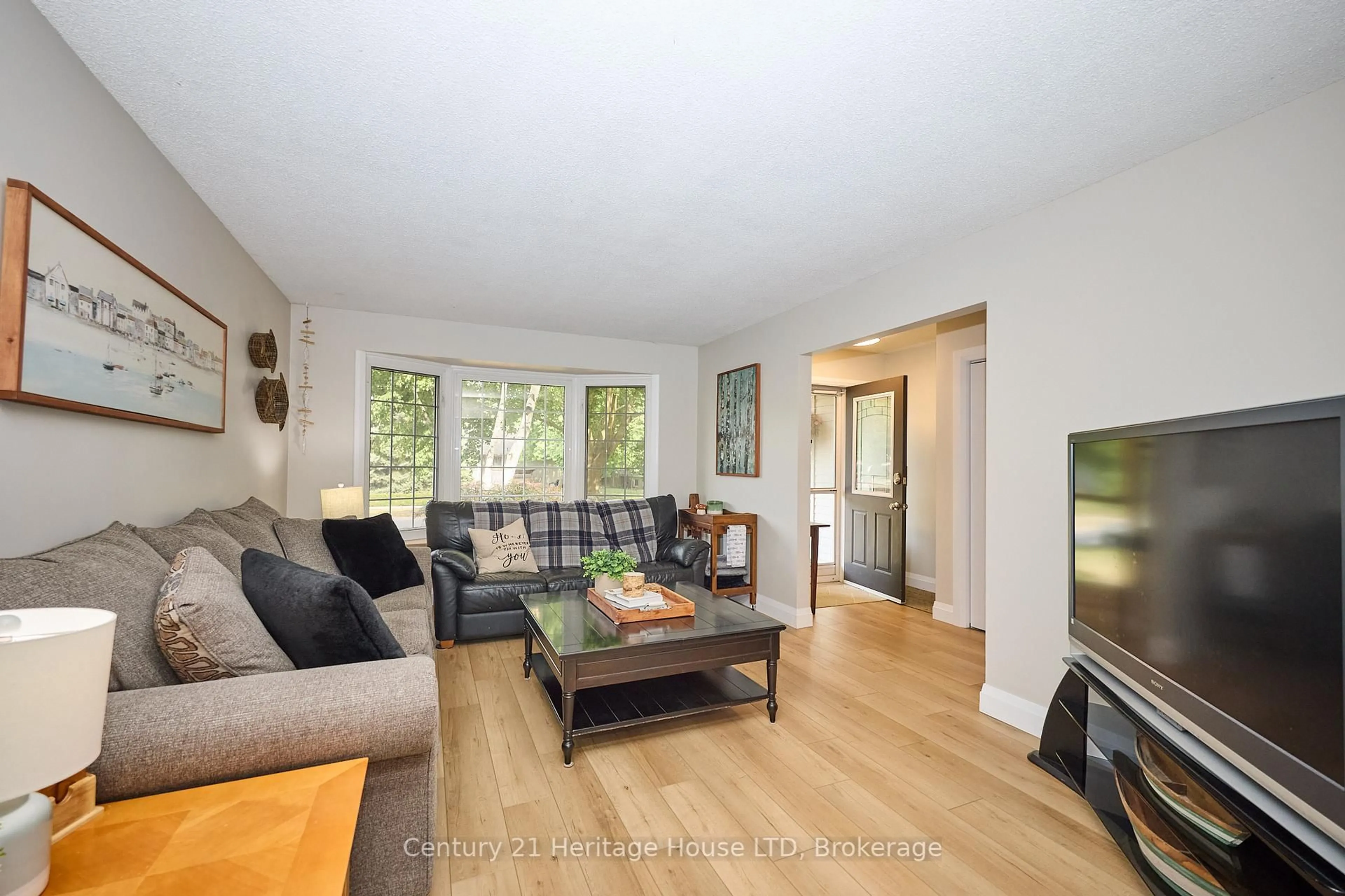 Living room with furniture, wood/laminate floor for 25 Birchpark Dr, Grimsby Ontario L3M 4M9