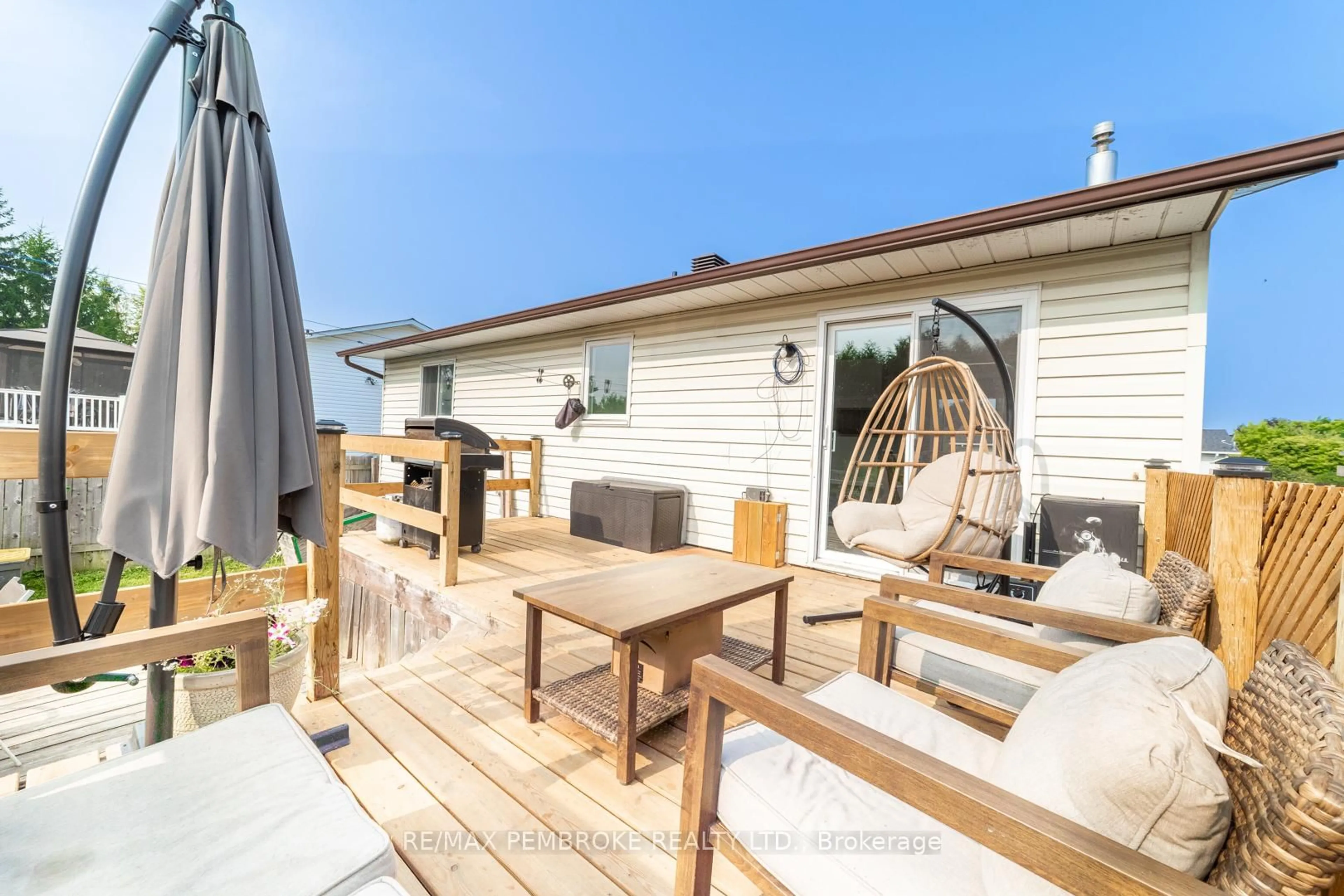 Patio, street for 136 Springfield Cres, Pembroke Ontario K8A 8J3
