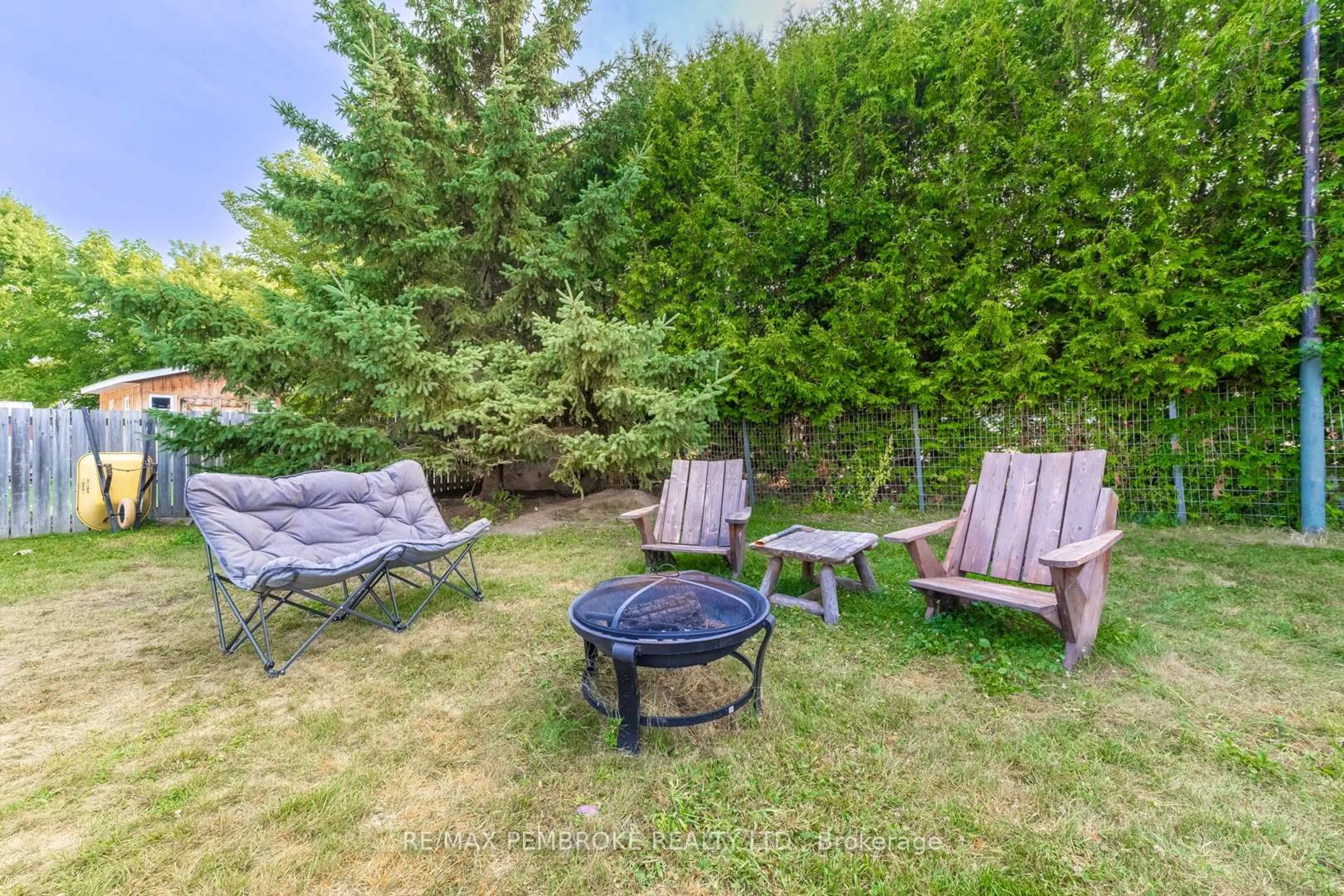 Patio, forest/trees view for 136 Springfield Cres, Pembroke Ontario K8A 8J3