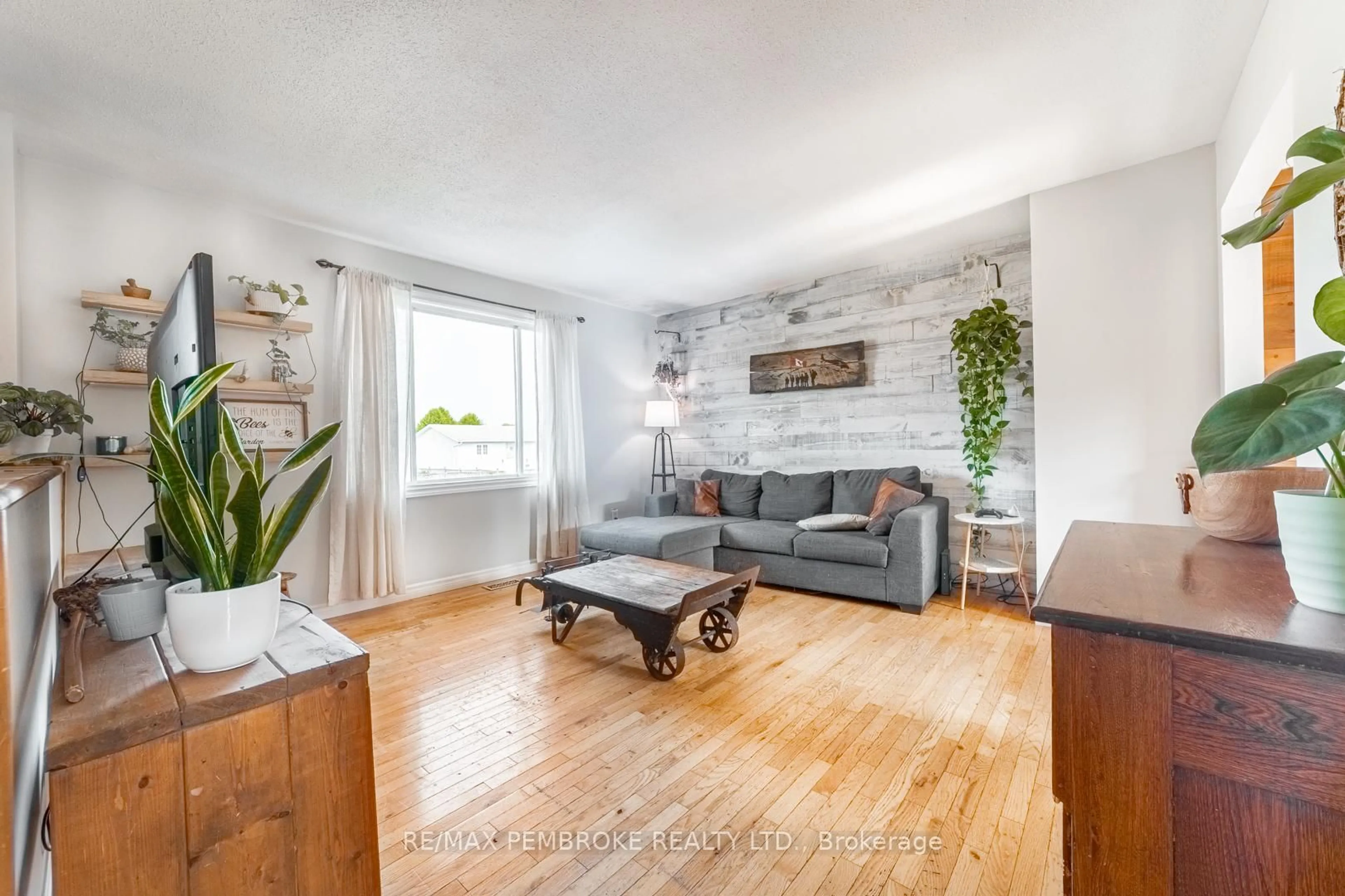 Living room with furniture, wood/laminate floor for 136 Springfield Cres, Pembroke Ontario K8A 8J3