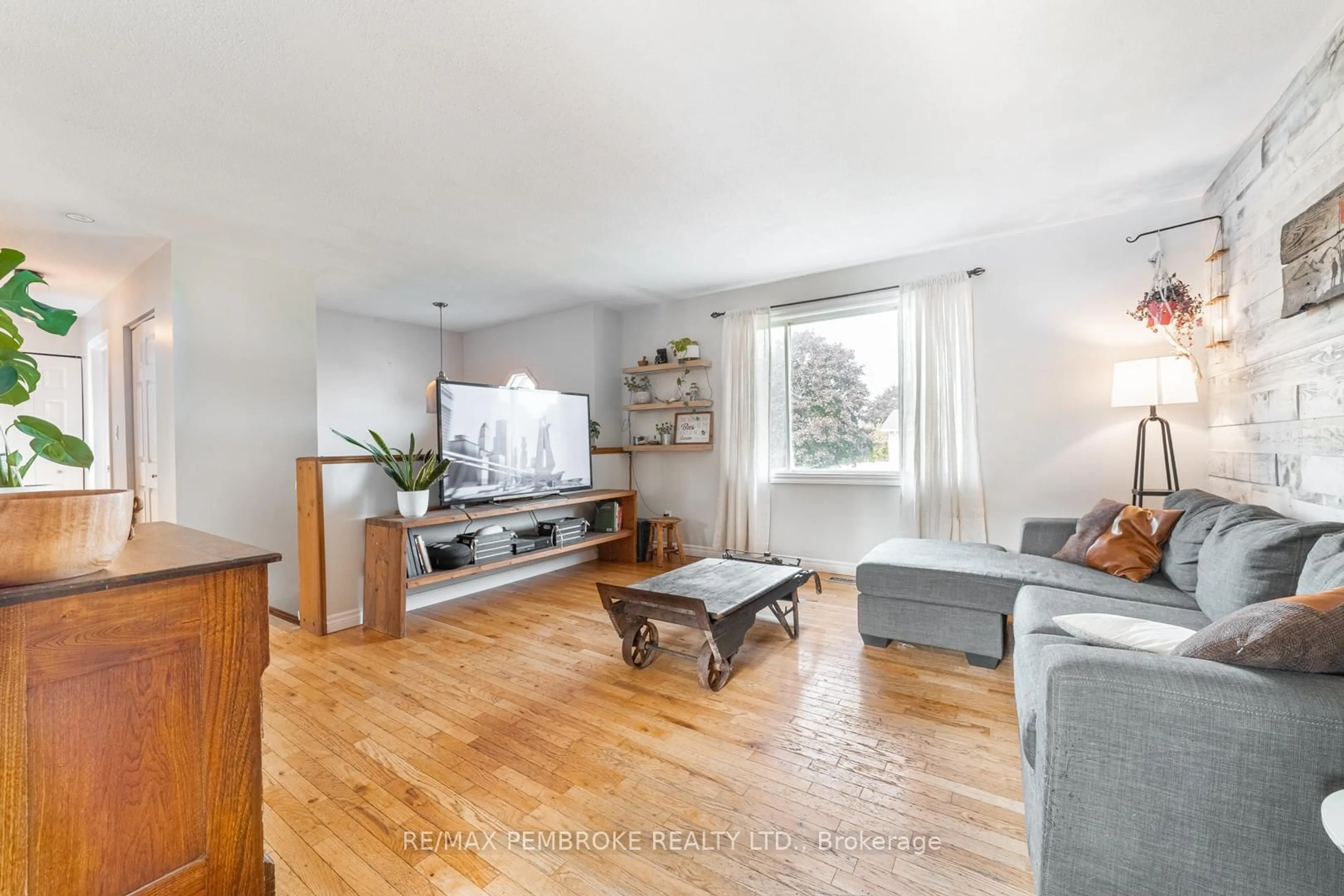 Living room with furniture, wood/laminate floor for 136 Springfield Cres, Pembroke Ontario K8A 8J3