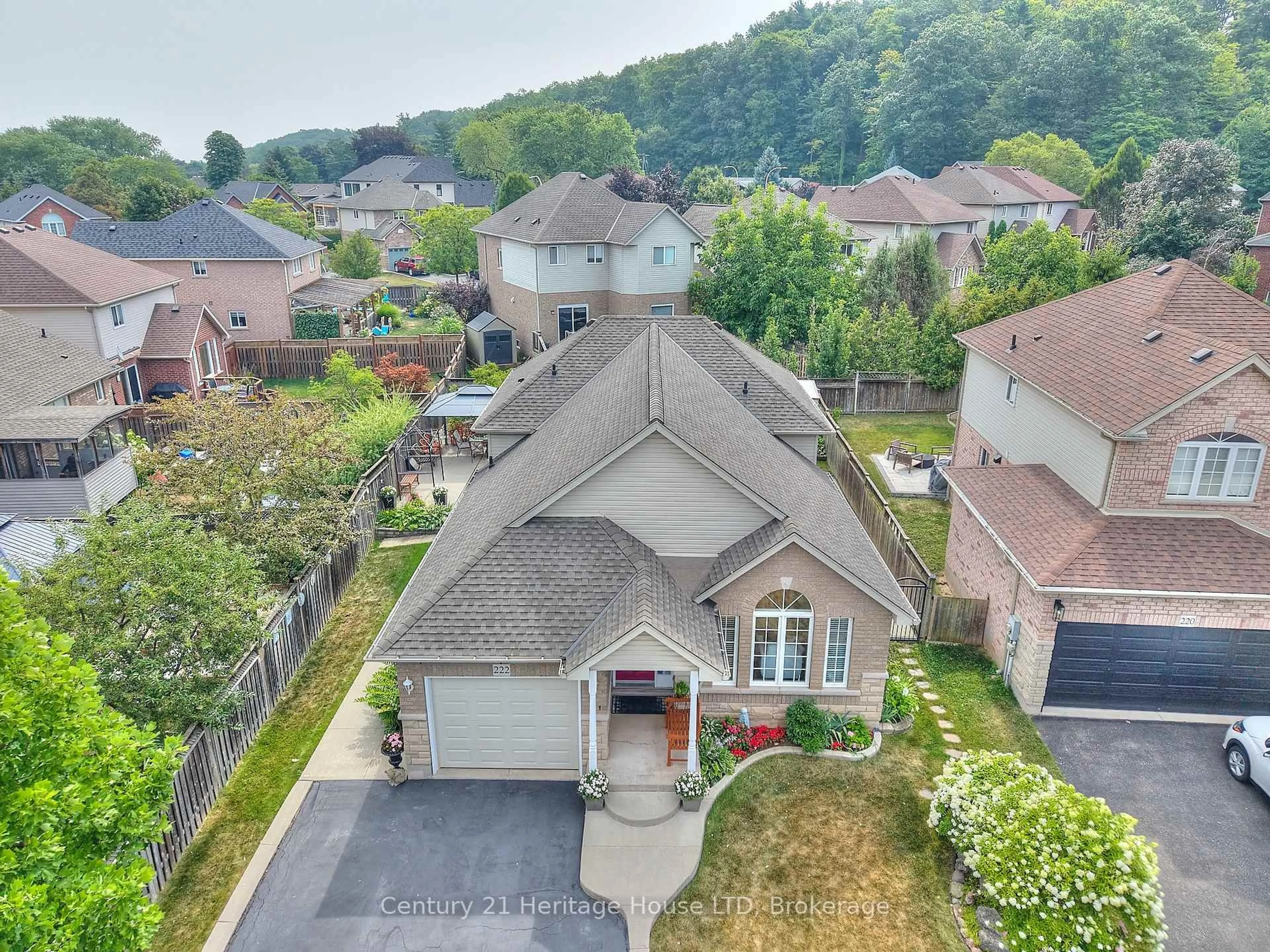 A pic from outside/outdoor area/front of a property/back of a property/a pic from drone, unknown for 222 Dorchester Dr, Grimsby Ontario L3M 5K8