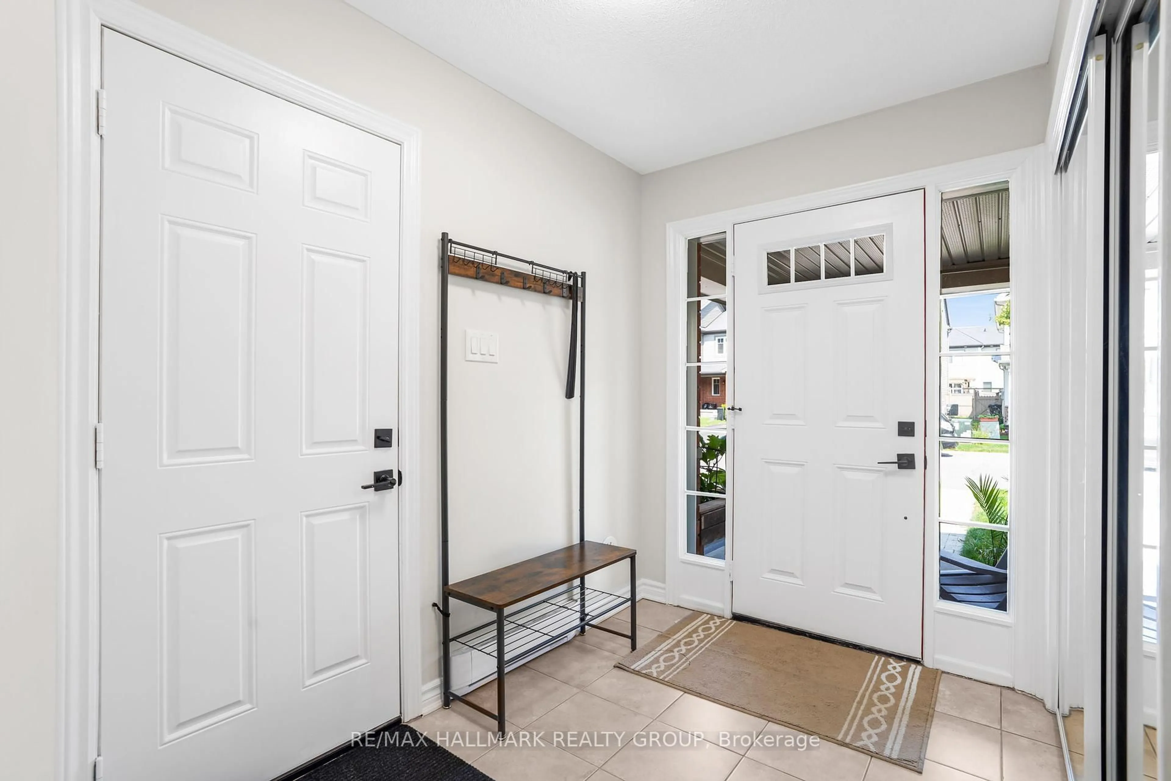 Indoor entryway for 110 Sunshine Cres, Ottawa Ontario K4A 0V3