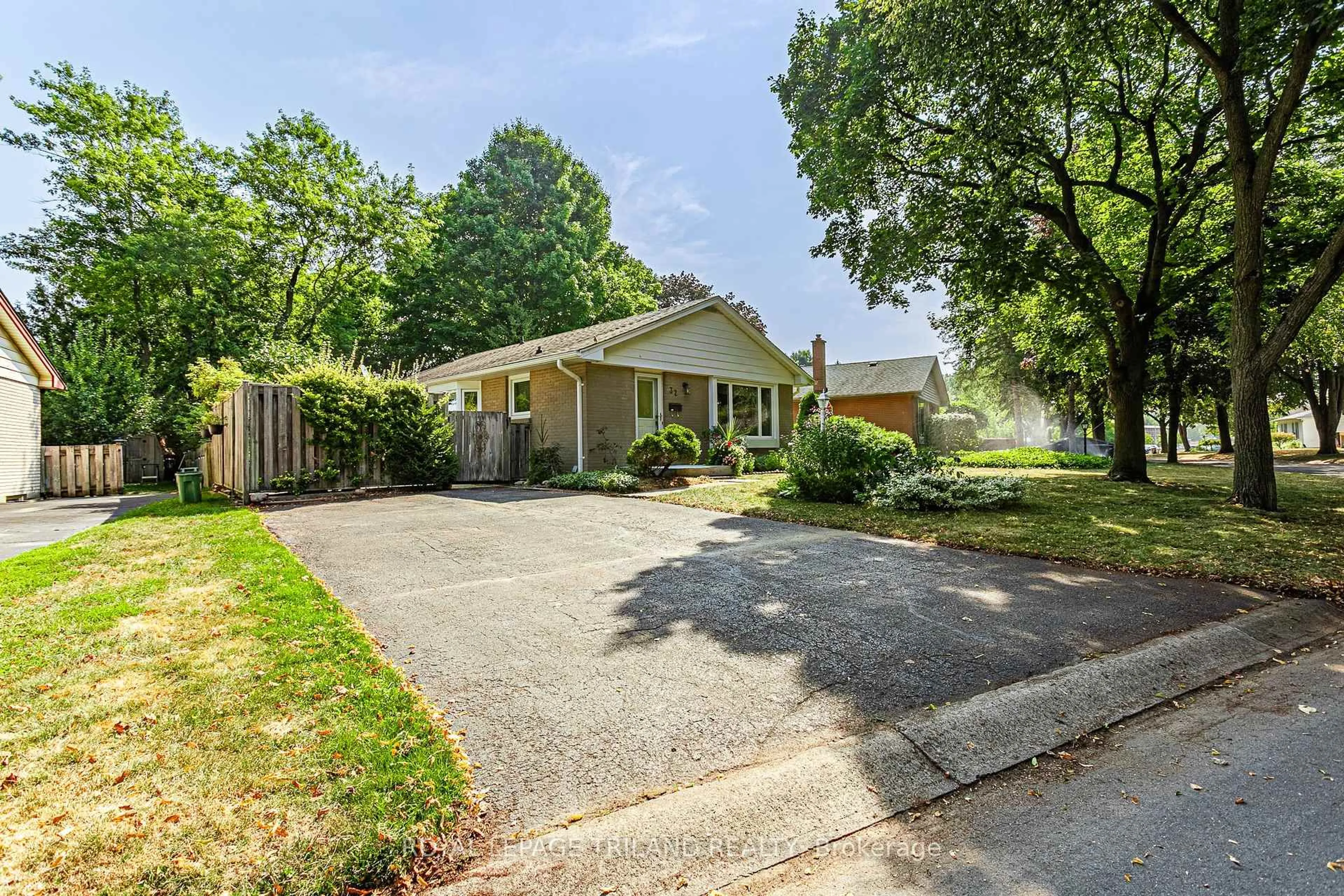 A pic from outside/outdoor area/front of a property/back of a property/a pic from drone, street for 32 Maxwell Cres, London North Ontario N5X 1Z1