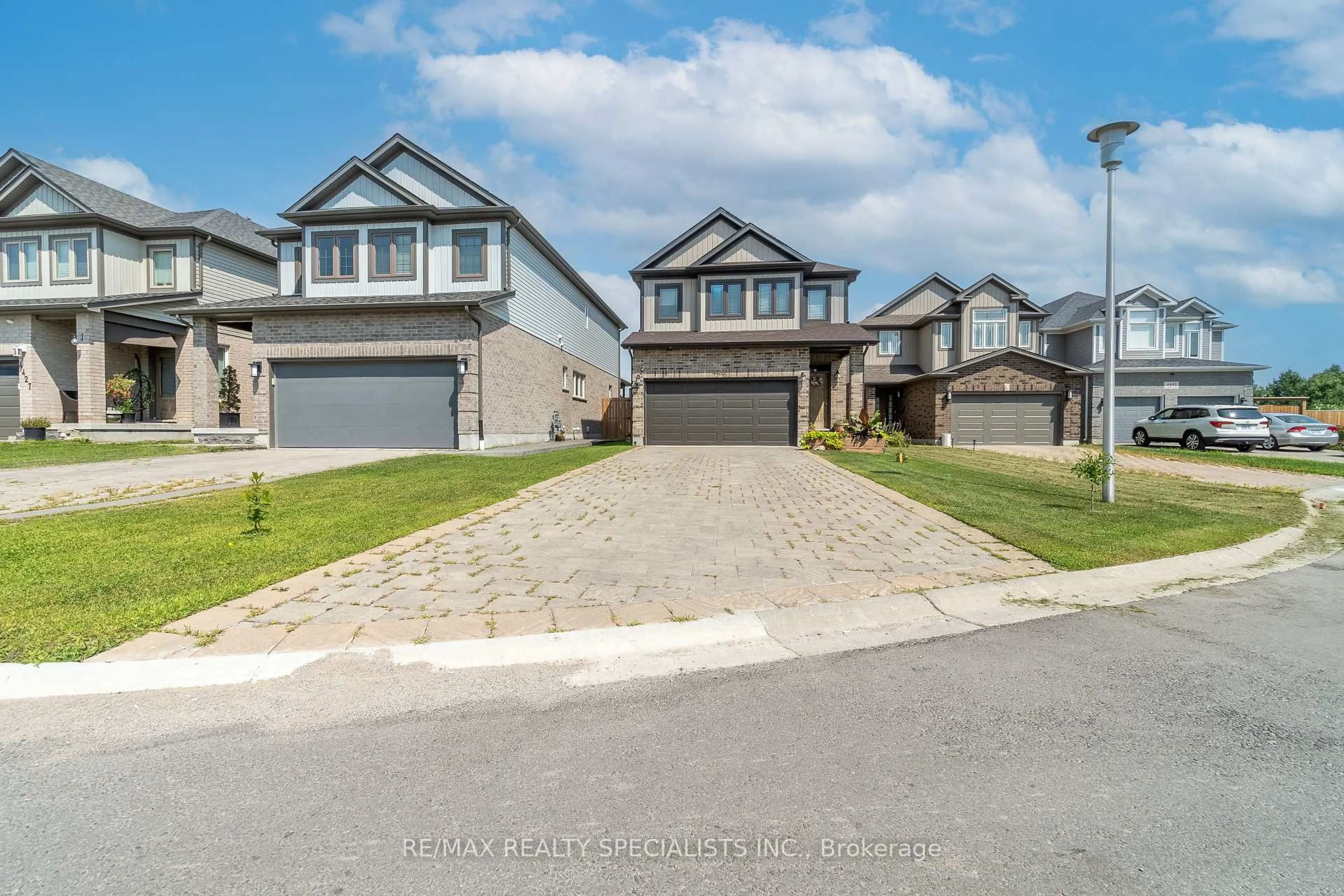 A pic from outside/outdoor area/front of a property/back of a property/a pic from drone, street for 4435 Lismer Lane, London South Ontario N6L 0E1