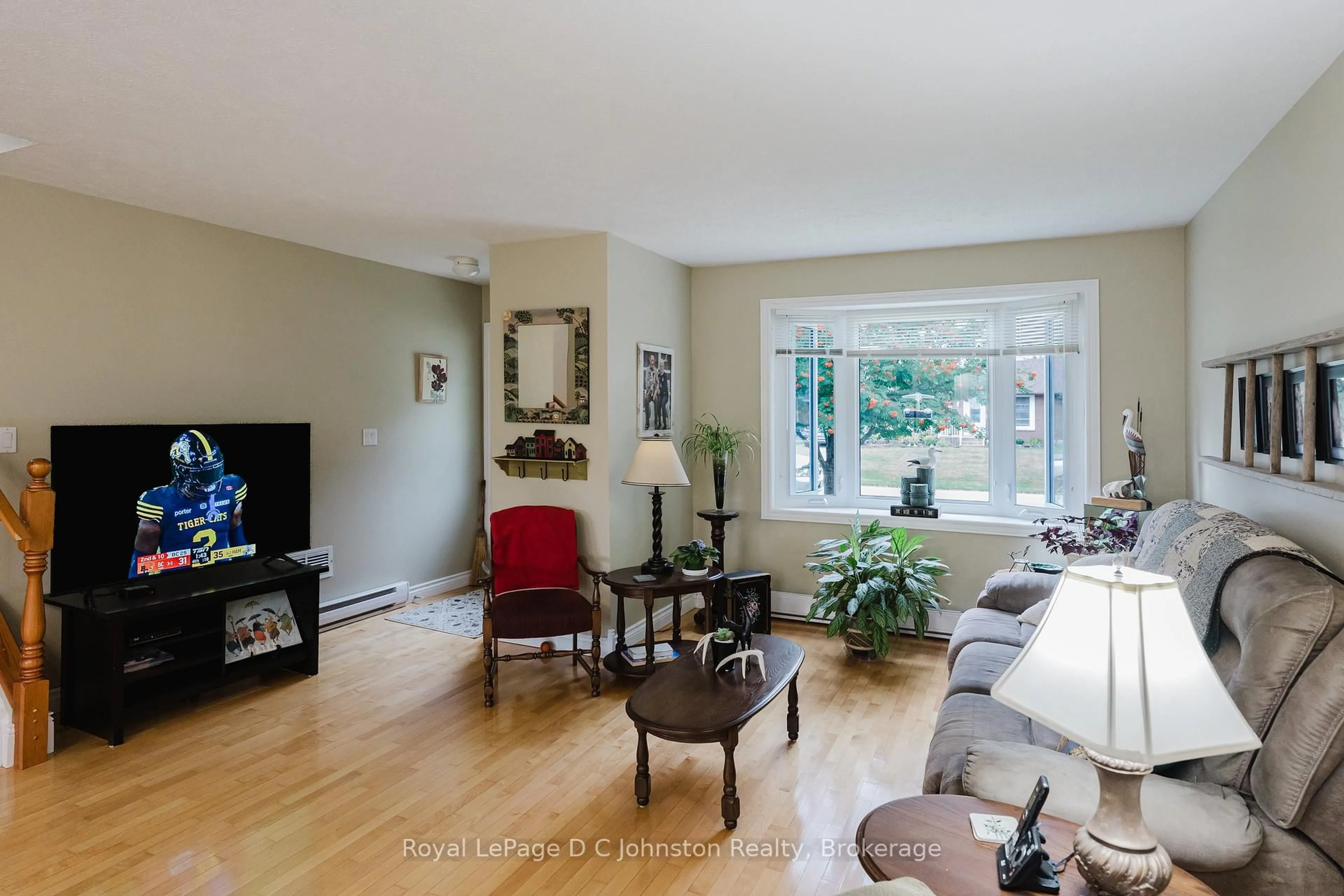 Living room with furniture, unknown for 477 Wales Dr, Saugeen Shores Ontario N0H 2C1