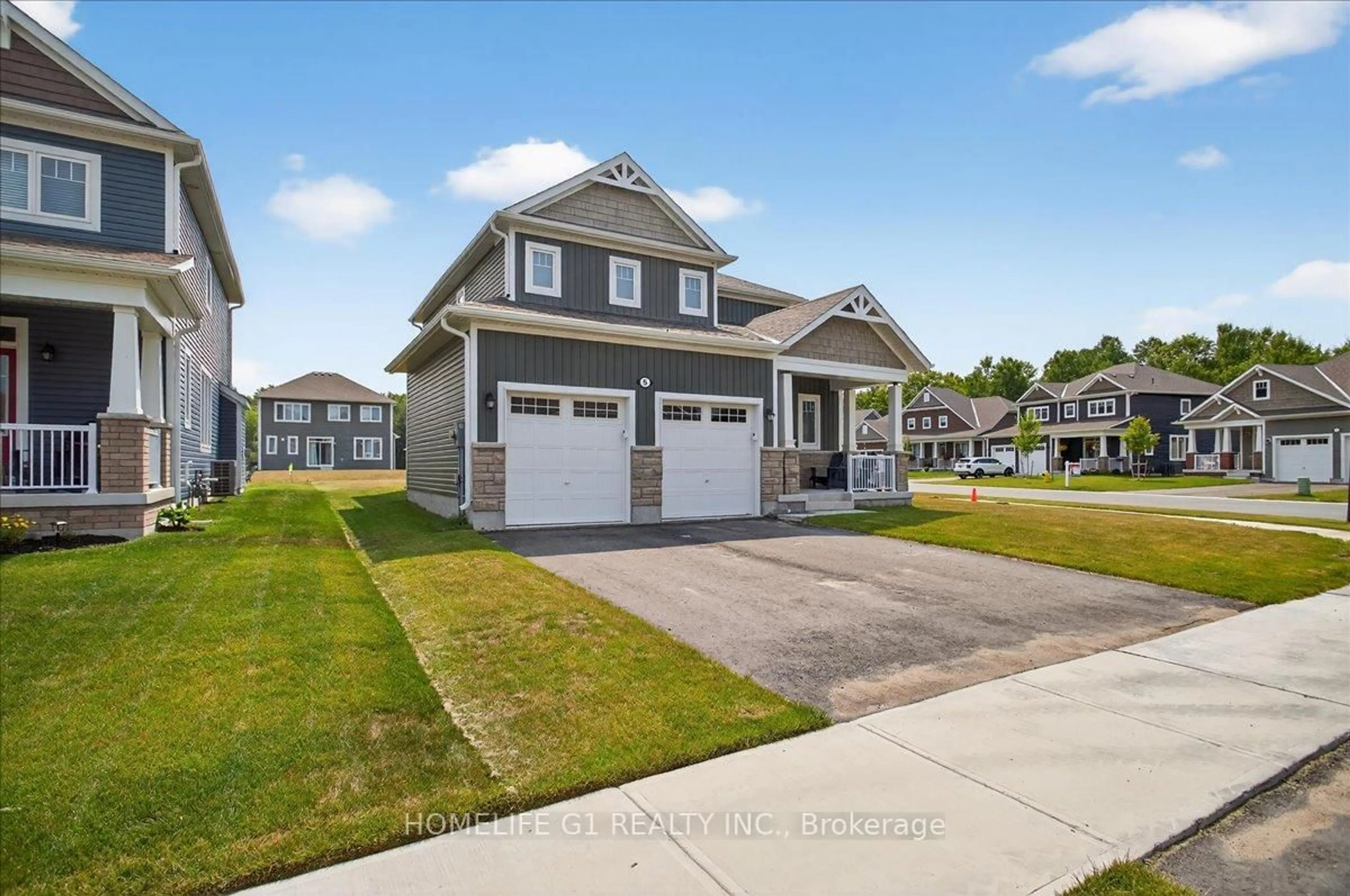 Home with vinyl exterior material, street for 5 Dyer Cres, Bracebridge Ontario P1L 0N4