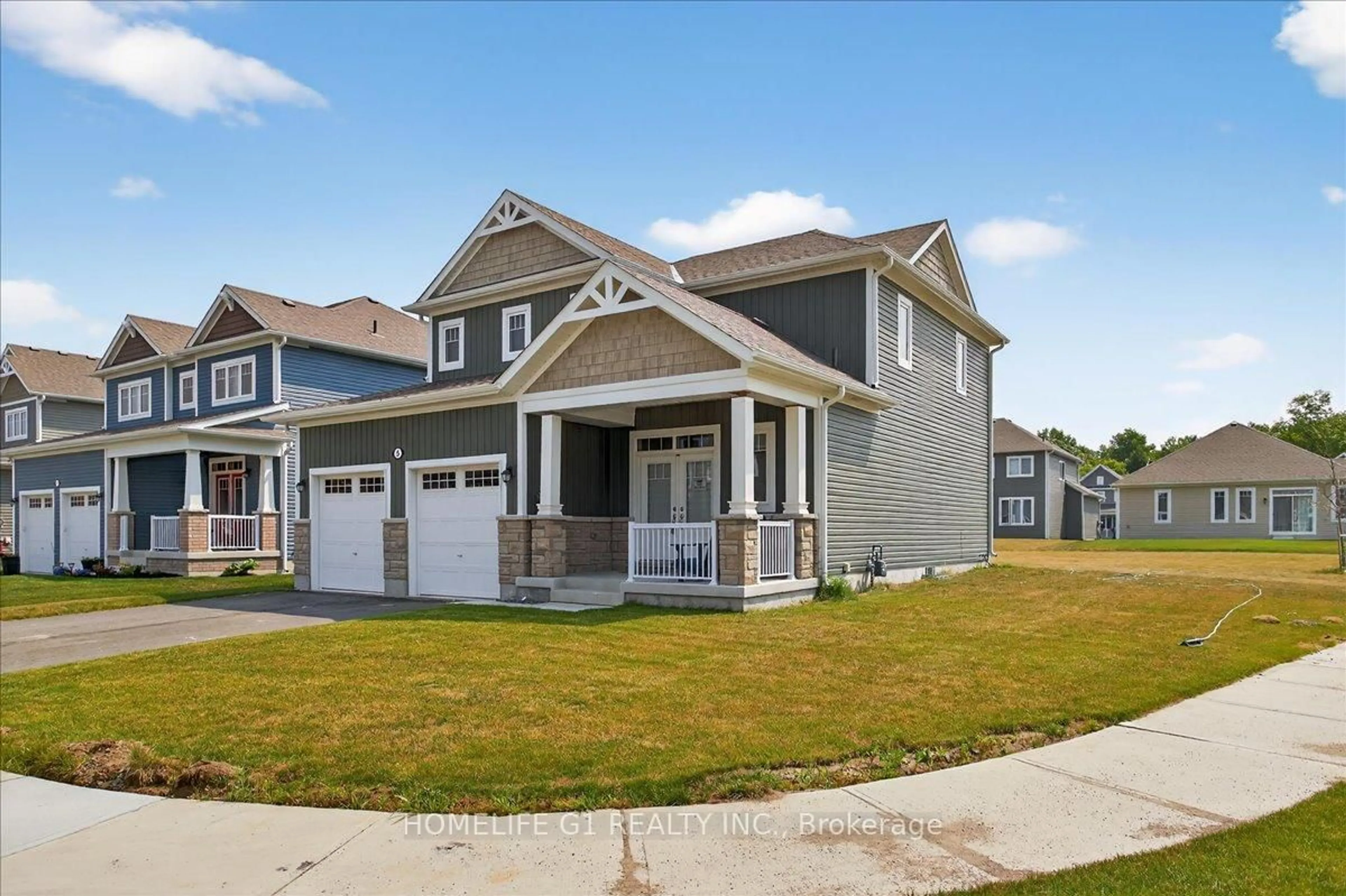 Home with vinyl exterior material, street for 5 Dyer Cres, Bracebridge Ontario P1L 0N4