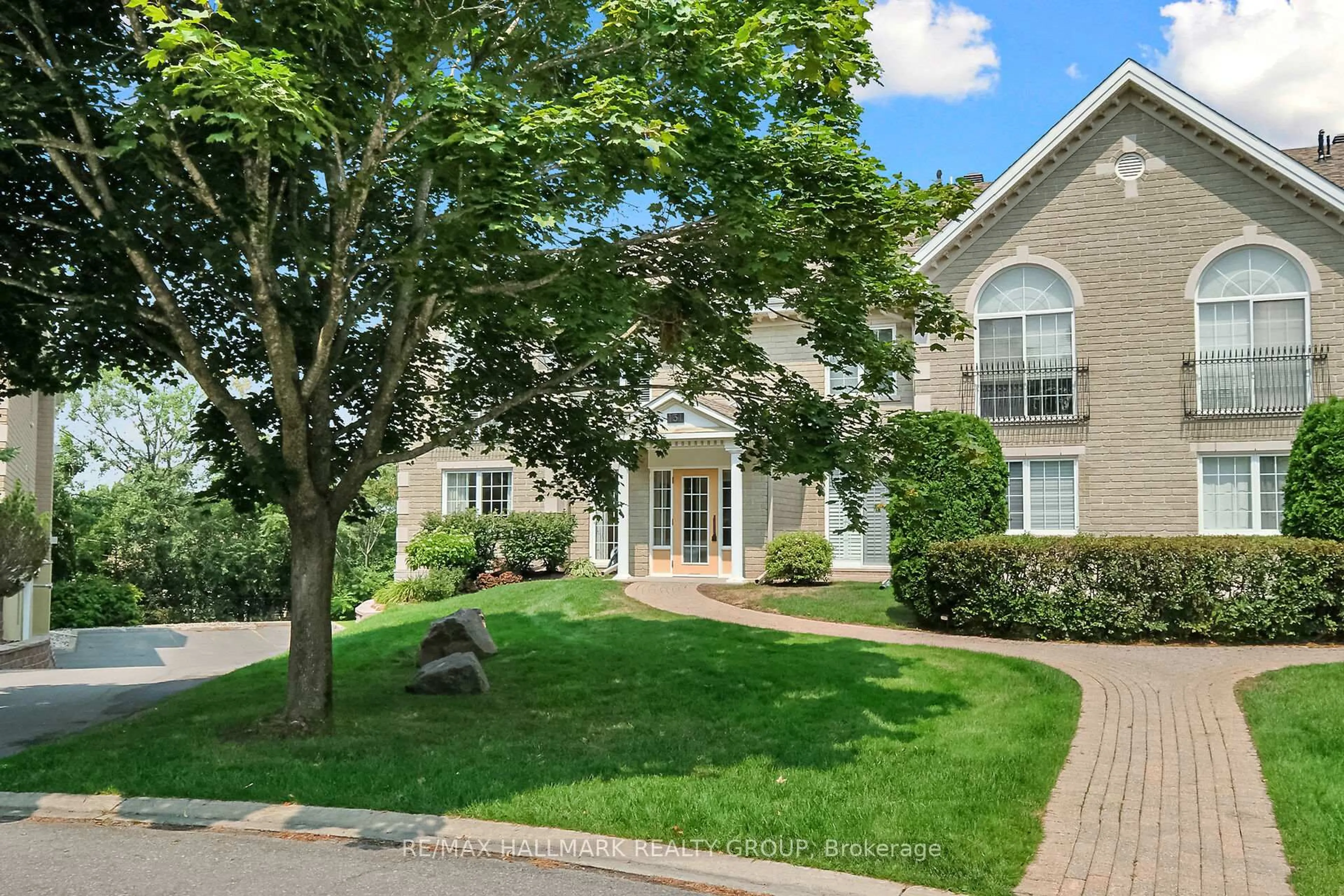 Unknown for 131 Robson Crt #1A, Ottawa Ontario K2K 2W1