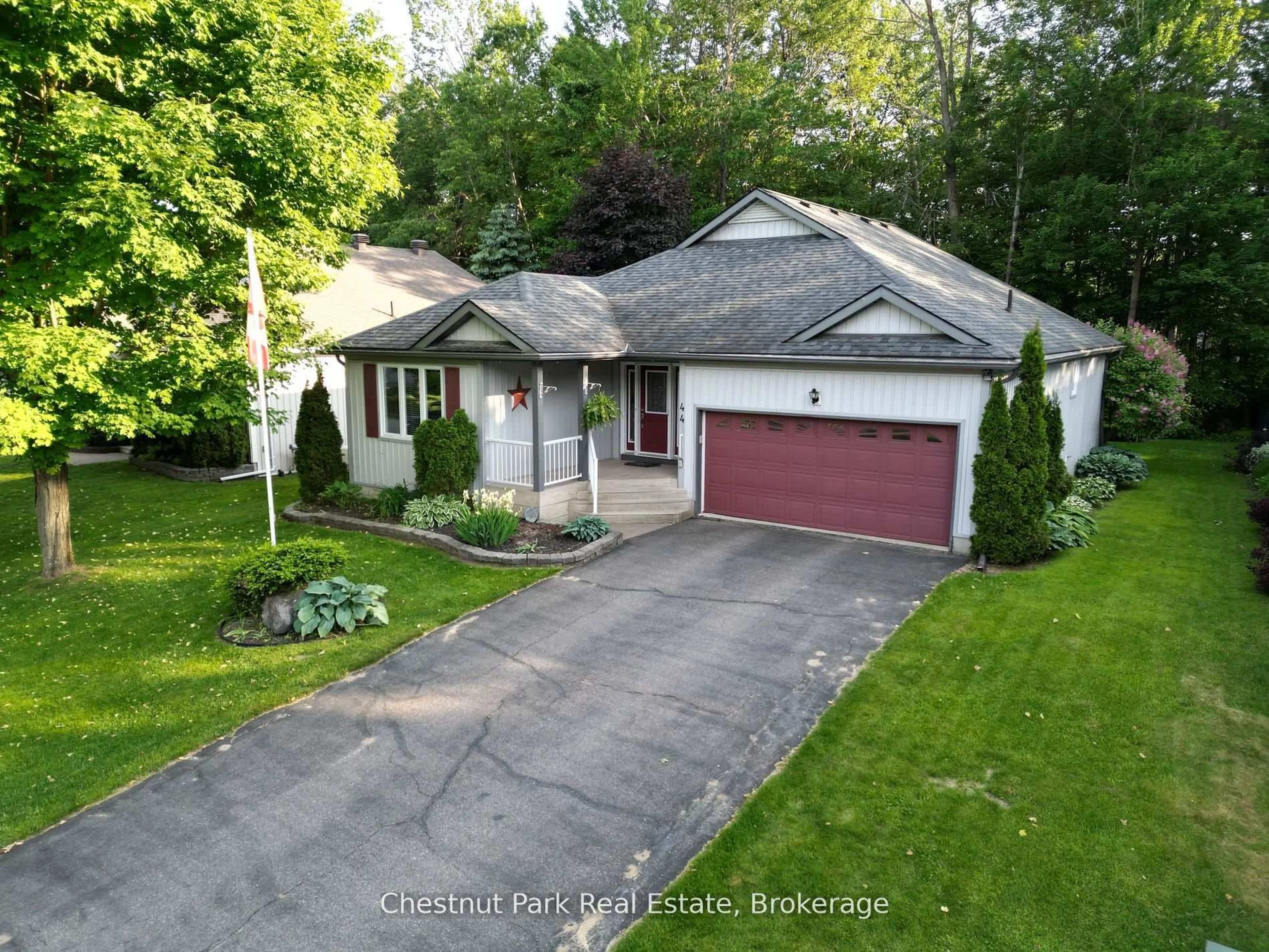 A pic from outside/outdoor area/front of a property/back of a property/a pic from drone, street for 44 Springwood Cres, Gravenhurst Ontario P1P 1Y8