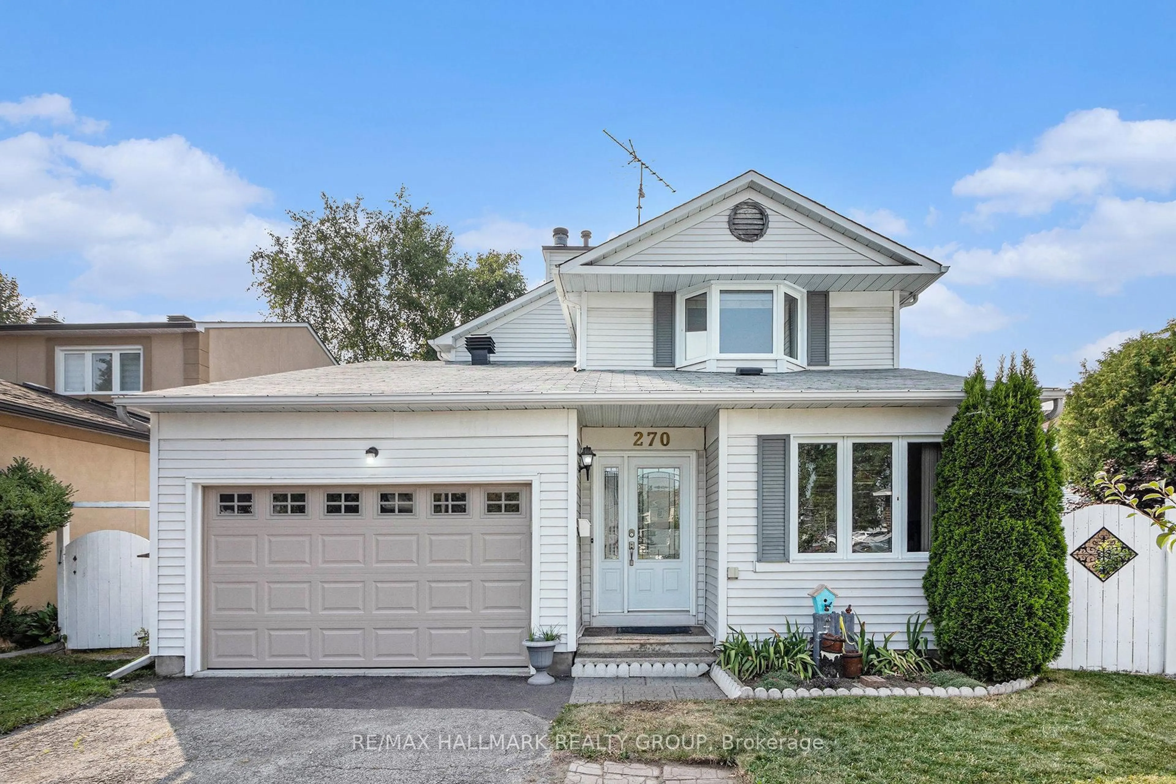 Home with vinyl exterior material, street for 270 McEachern Cres, Ottawa Ontario K1E 3K5