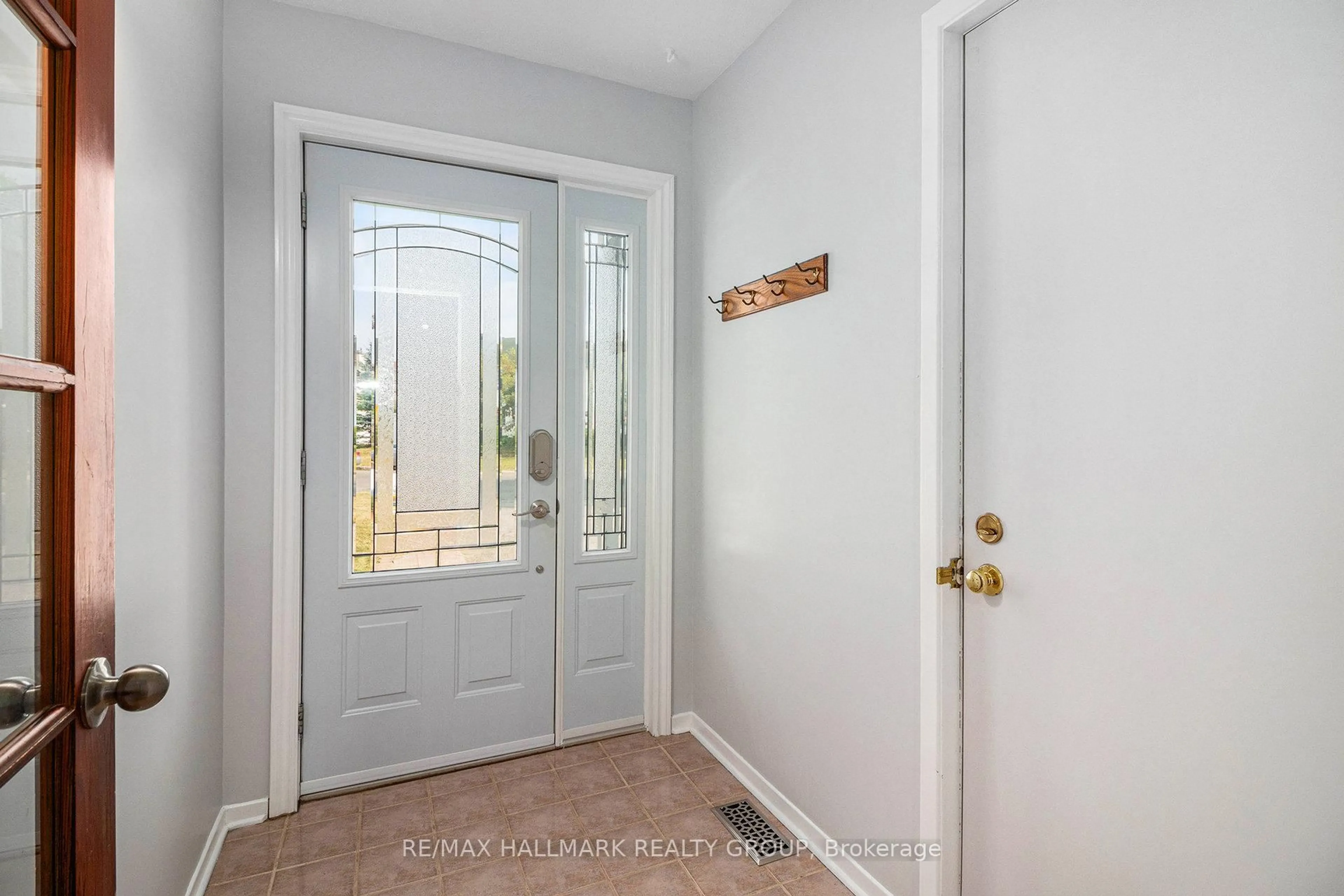 Indoor entryway for 270 McEachern Cres, Ottawa Ontario K1E 3K5