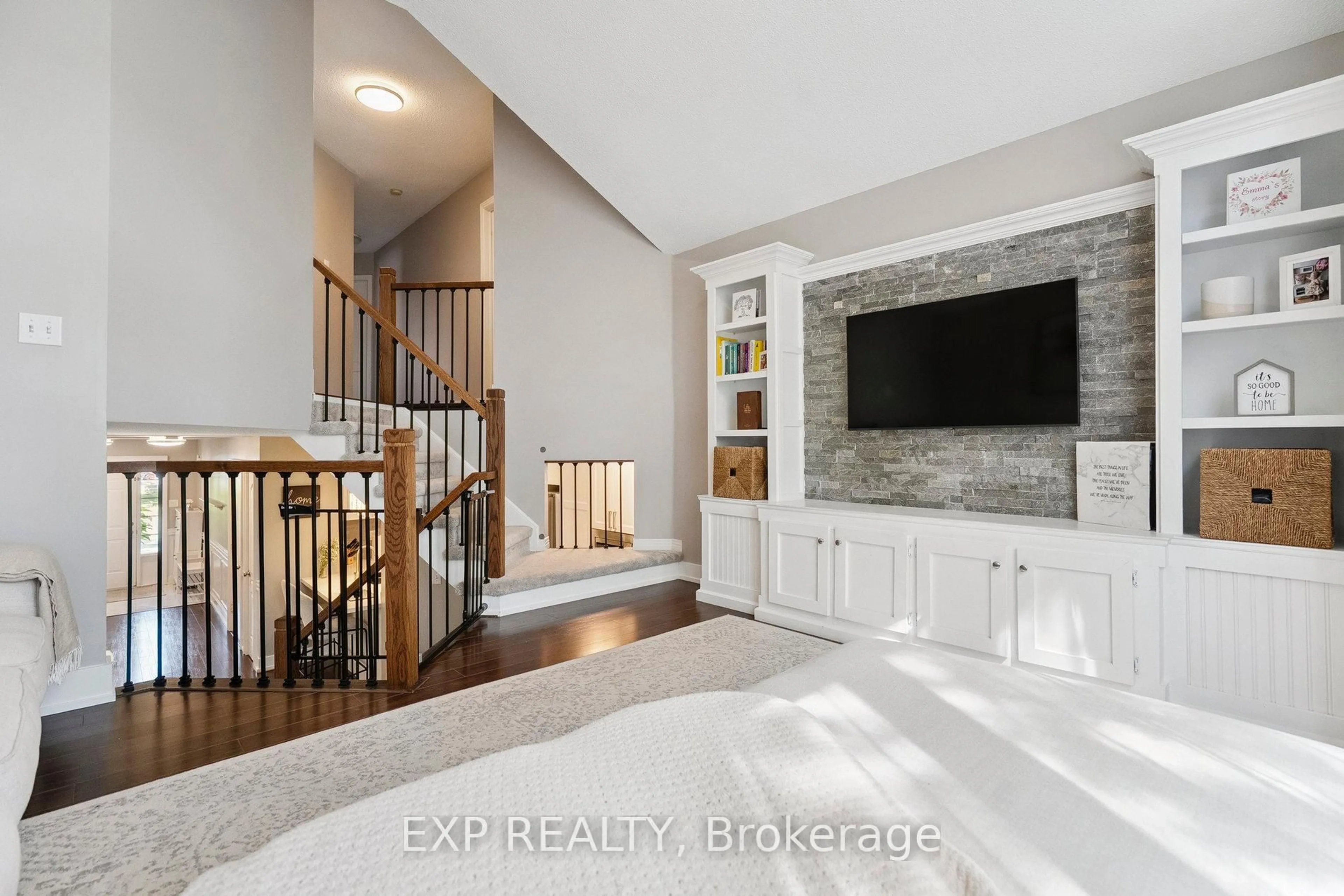 Indoor entryway for 132 Harnesworth Cres, Hamilton Ontario L0R 2H6