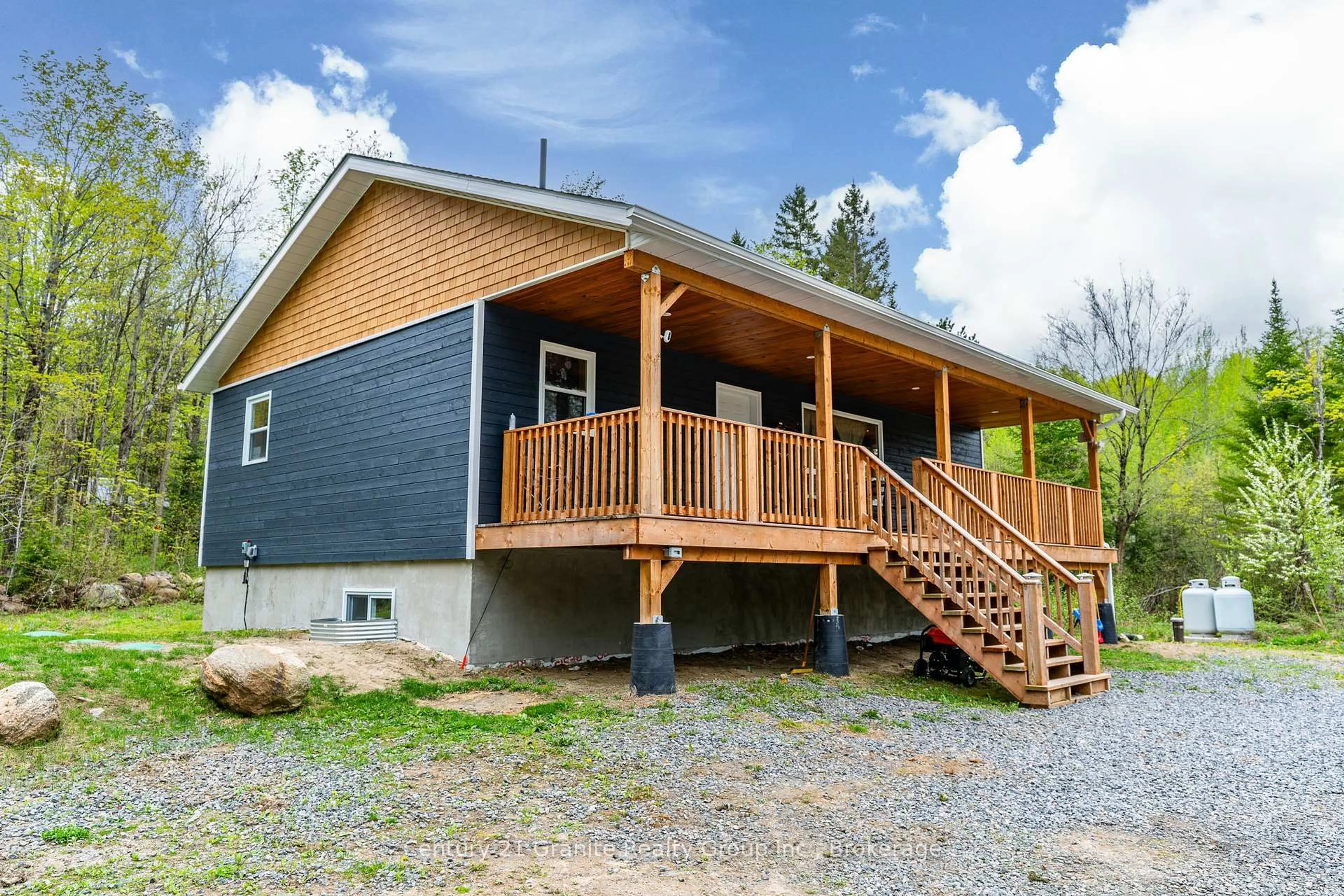 Home with vinyl exterior material, building for 10498 Highway 118, Algonquin Highlands Ontario K0M 1J0