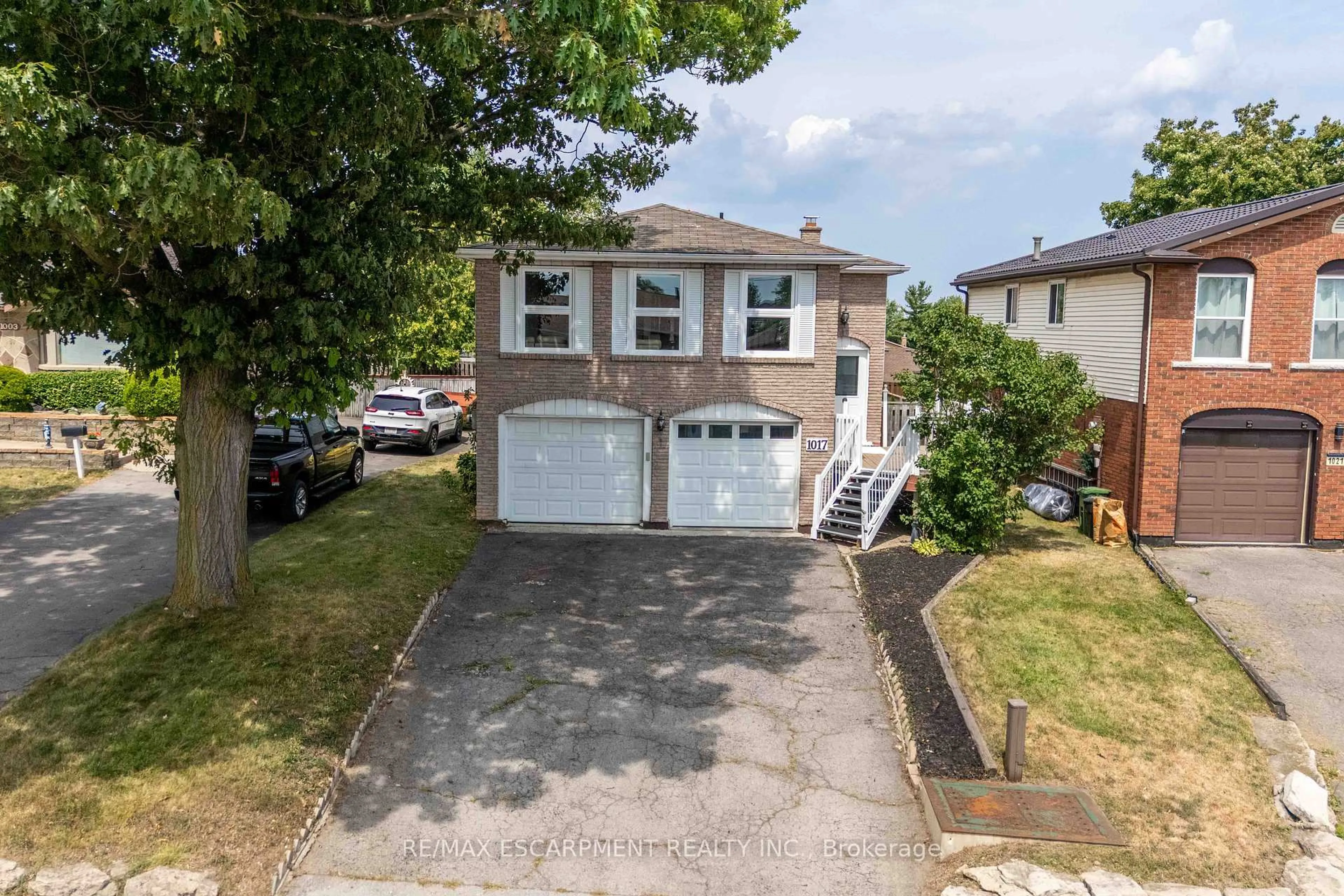 A pic from outside/outdoor area/front of a property/back of a property/a pic from drone, street for 1017 Stone Church Rd, Hamilton Ontario L8W 1B2