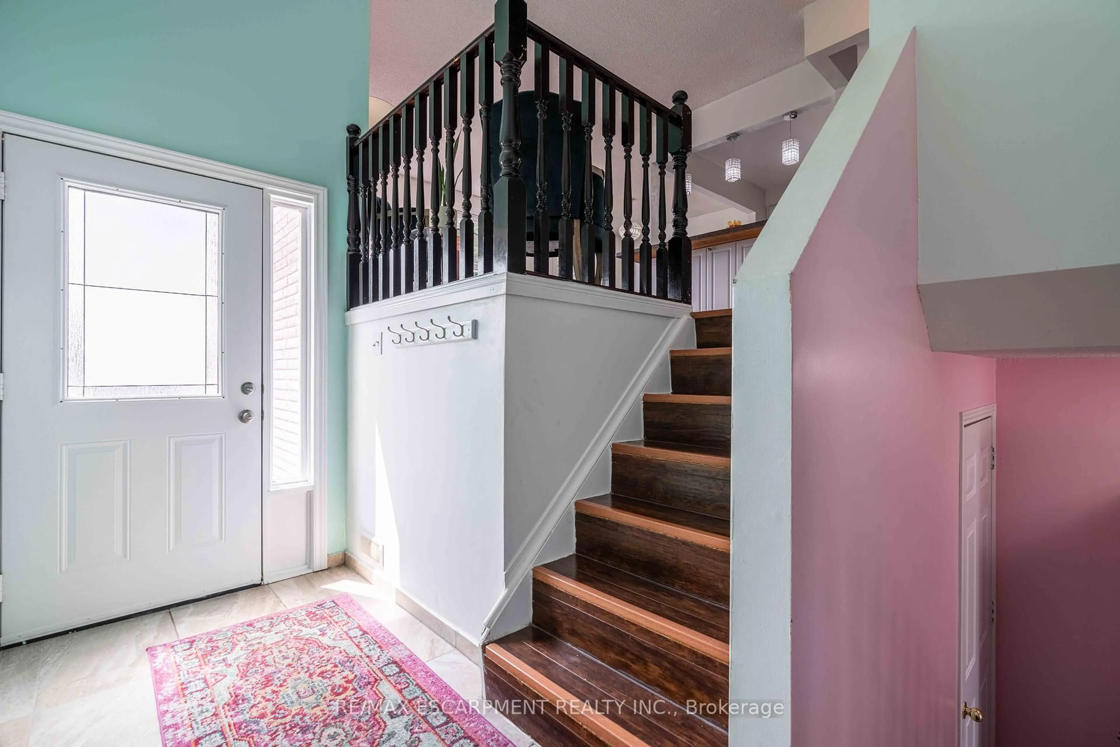 Indoor entryway for 1017 Stone Church Rd, Hamilton Ontario L8W 1B2