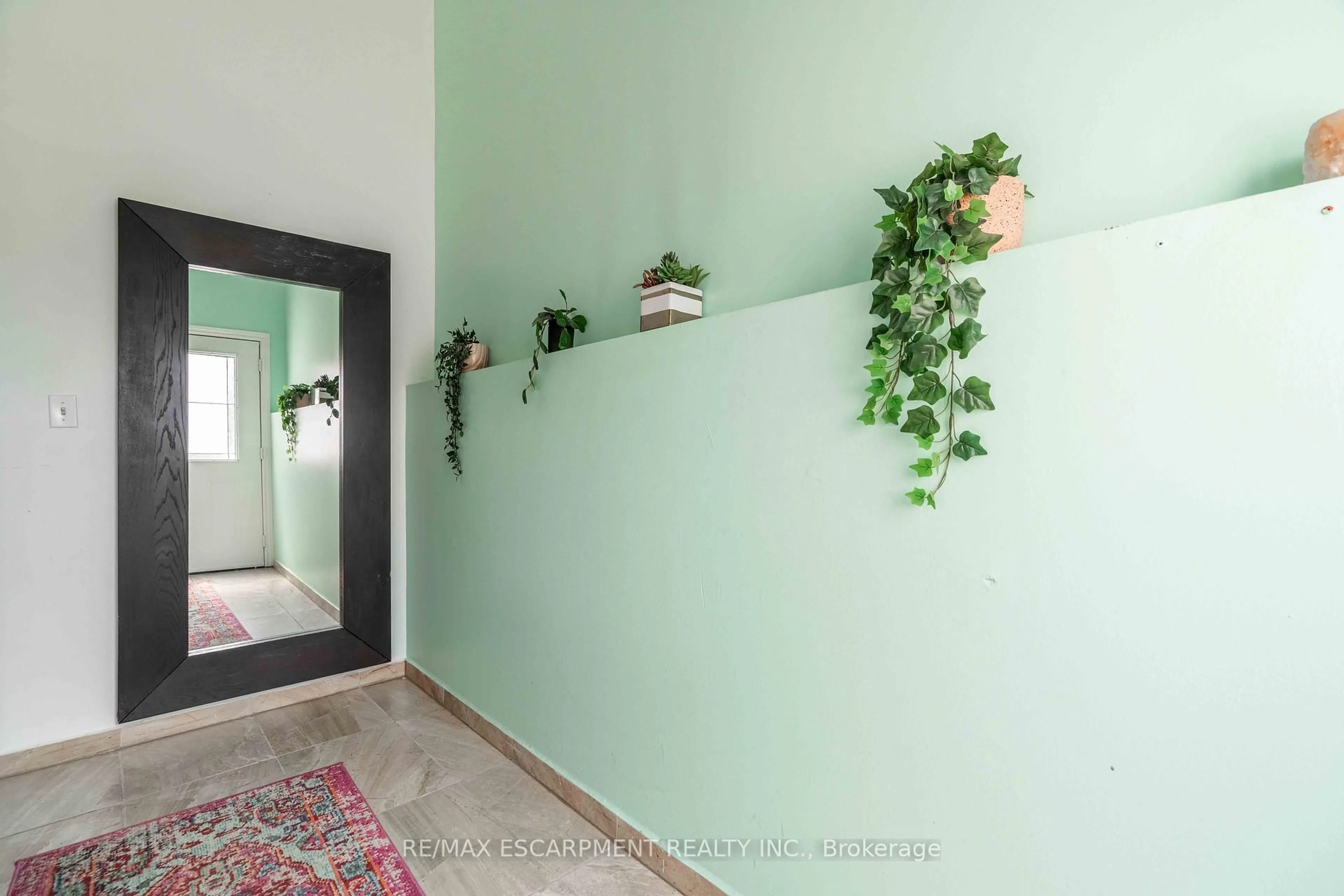 Indoor entryway for 1017 Stone Church Rd, Hamilton Ontario L8W 1B2