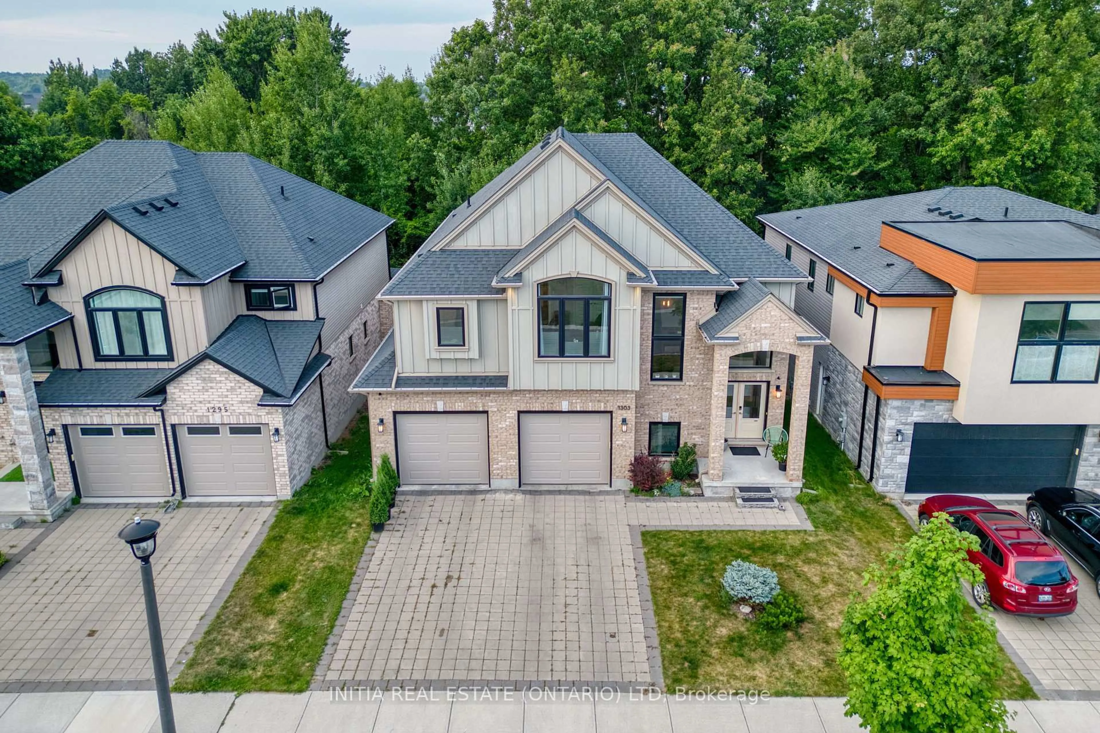 A pic from outside/outdoor area/front of a property/back of a property/a pic from drone, street for 1303 Dyer Cres, London North Ontario N6G 0S7