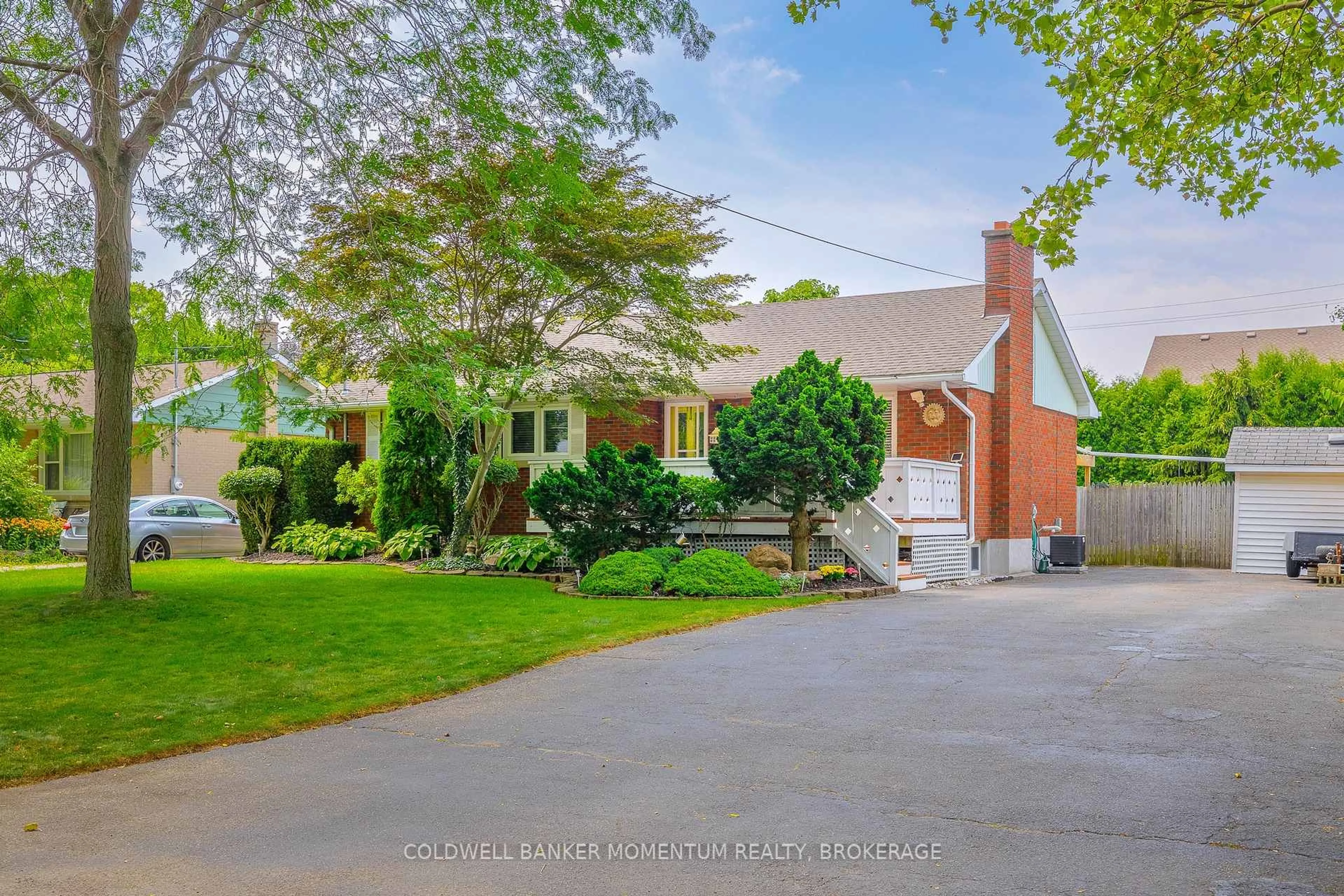 A pic from outside/outdoor area/front of a property/back of a property/a pic from drone, street for 11 Roxanne Dr, St. Catharines Ontario L2M 3G8