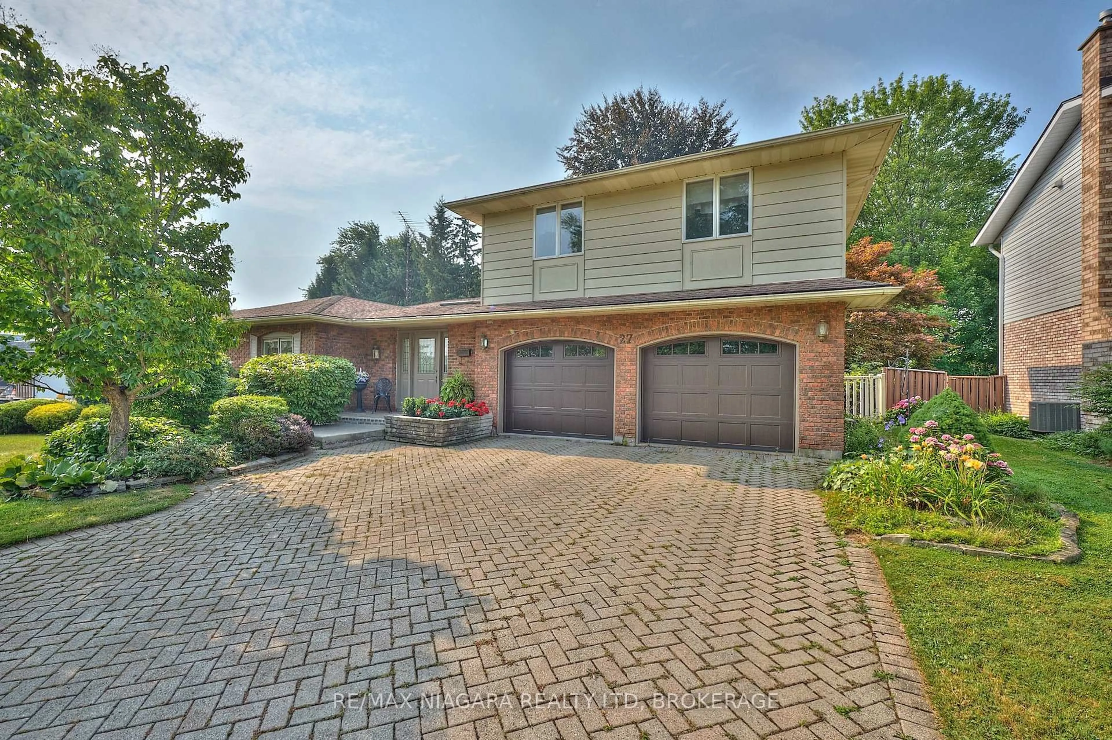 Home with brick exterior material, street for 27 St George Crt, Fort Erie Ontario L0S 1B0