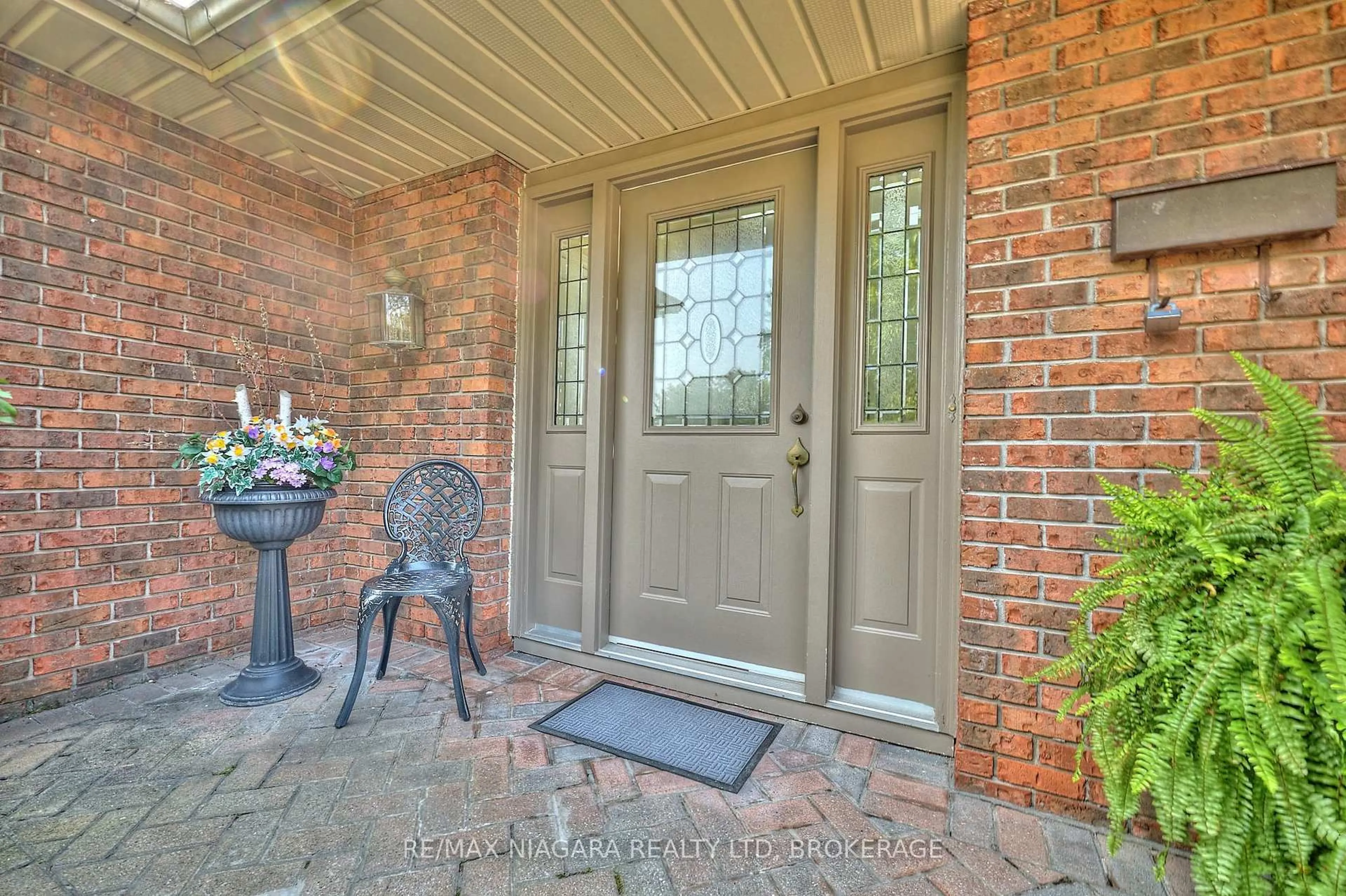 Indoor entryway for 27 St George Crt, Fort Erie Ontario L0S 1B0