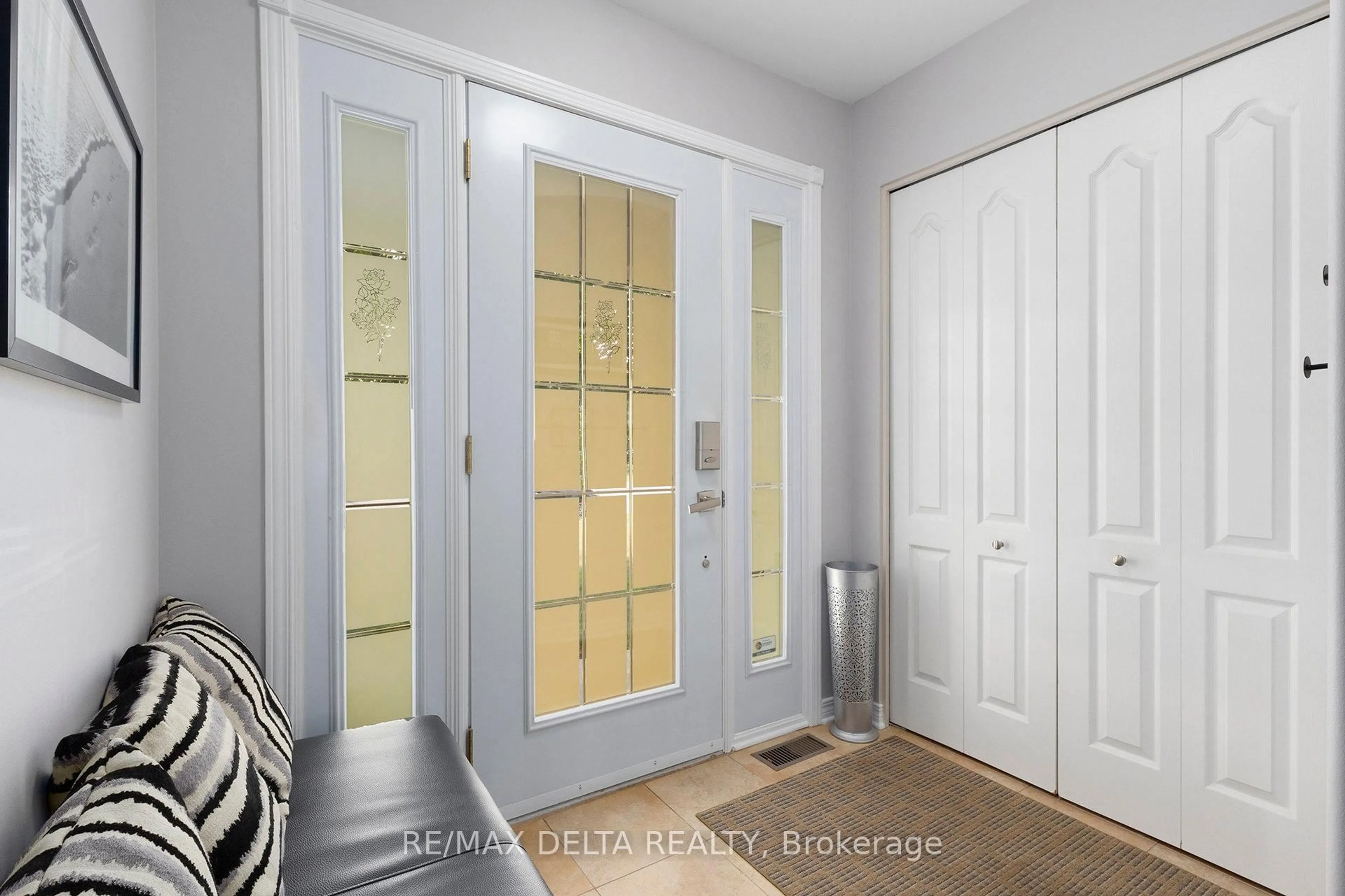 Indoor entryway for 176 Louise St, Clarence-Rockland Ontario K4K 1R9