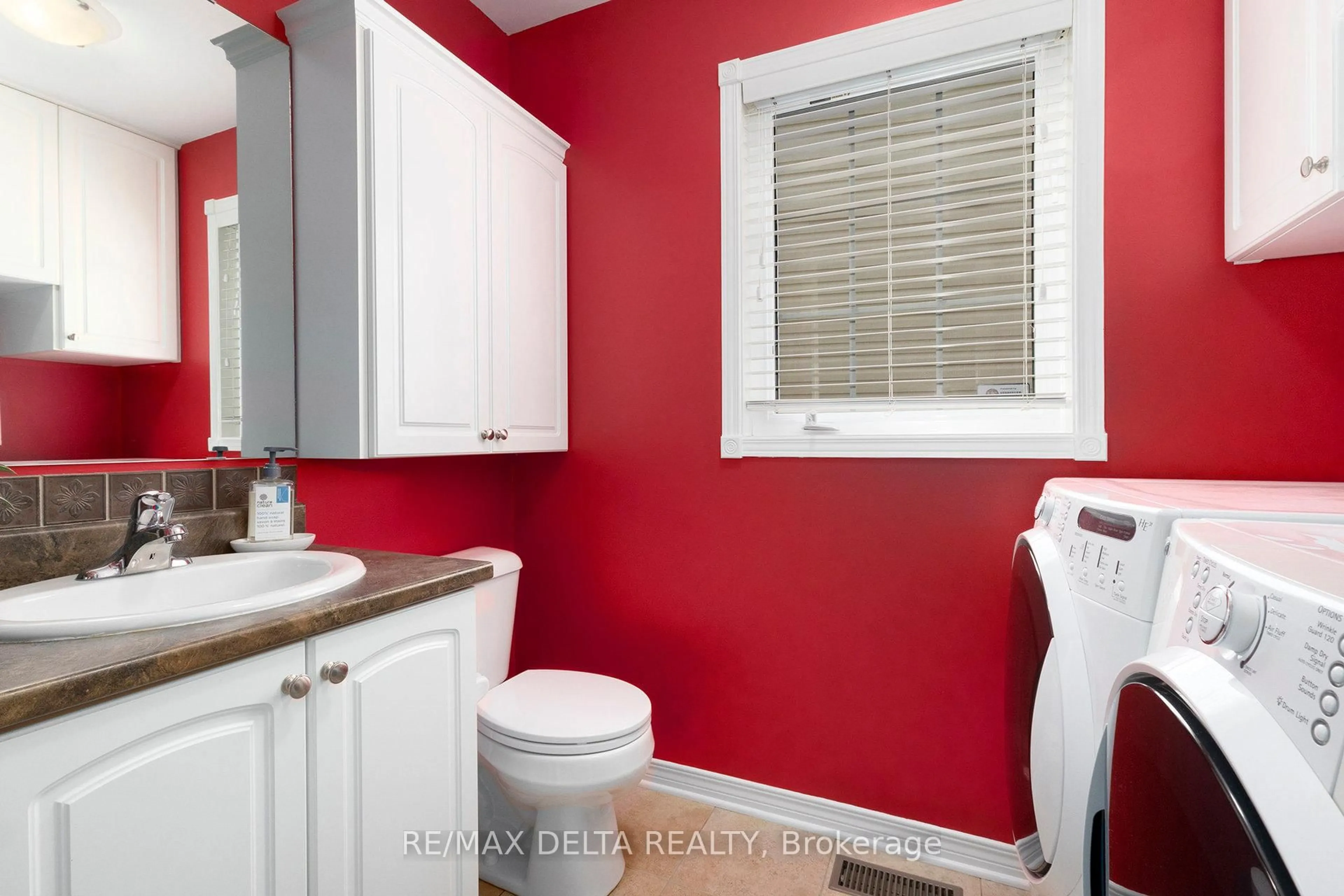 Standard bathroom, ceramic/tile floor for 176 Louise St, Clarence-Rockland Ontario K4K 1R9