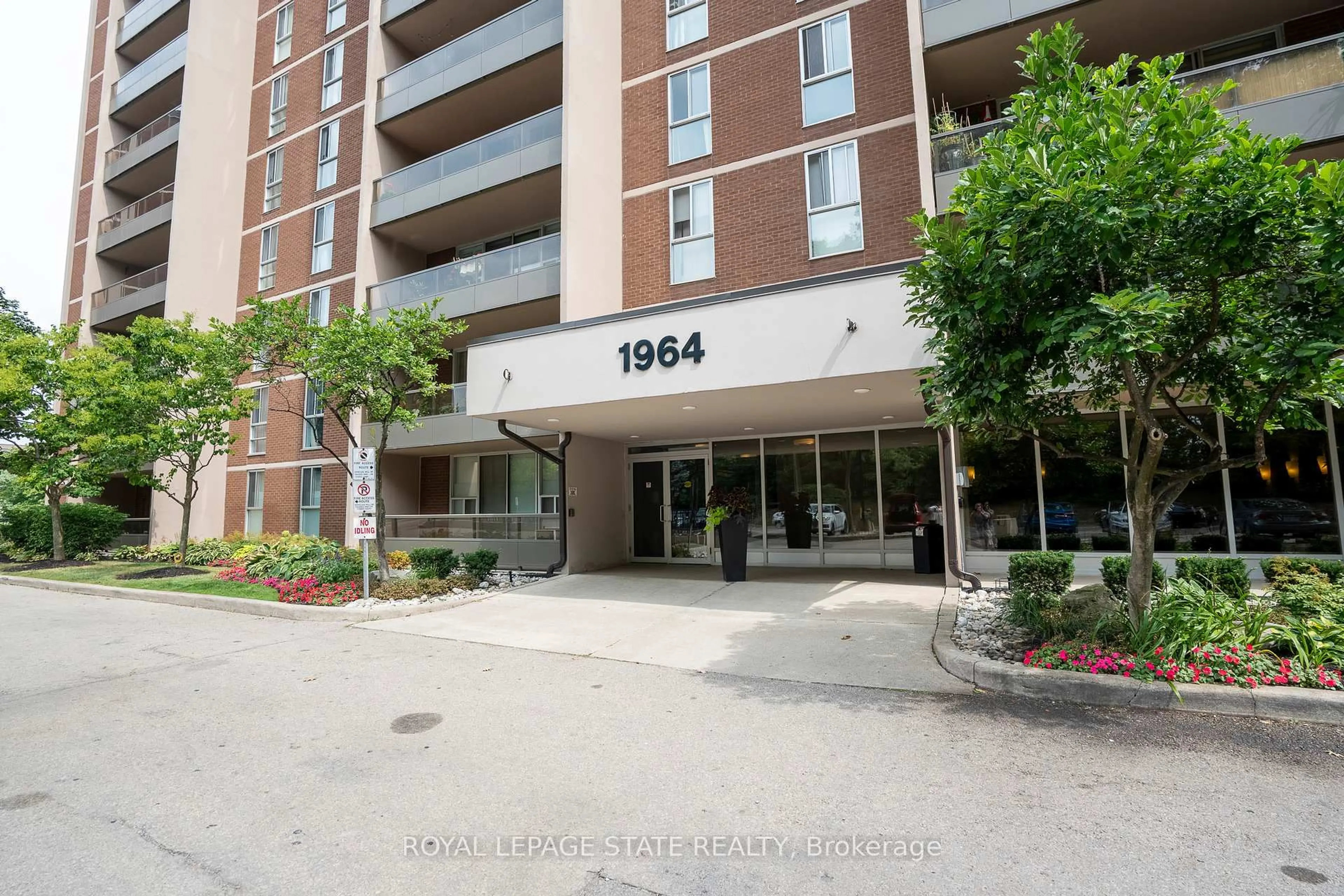Indoor foyer for 1964 Main St #707, Hamilton Ontario L8S 1J5