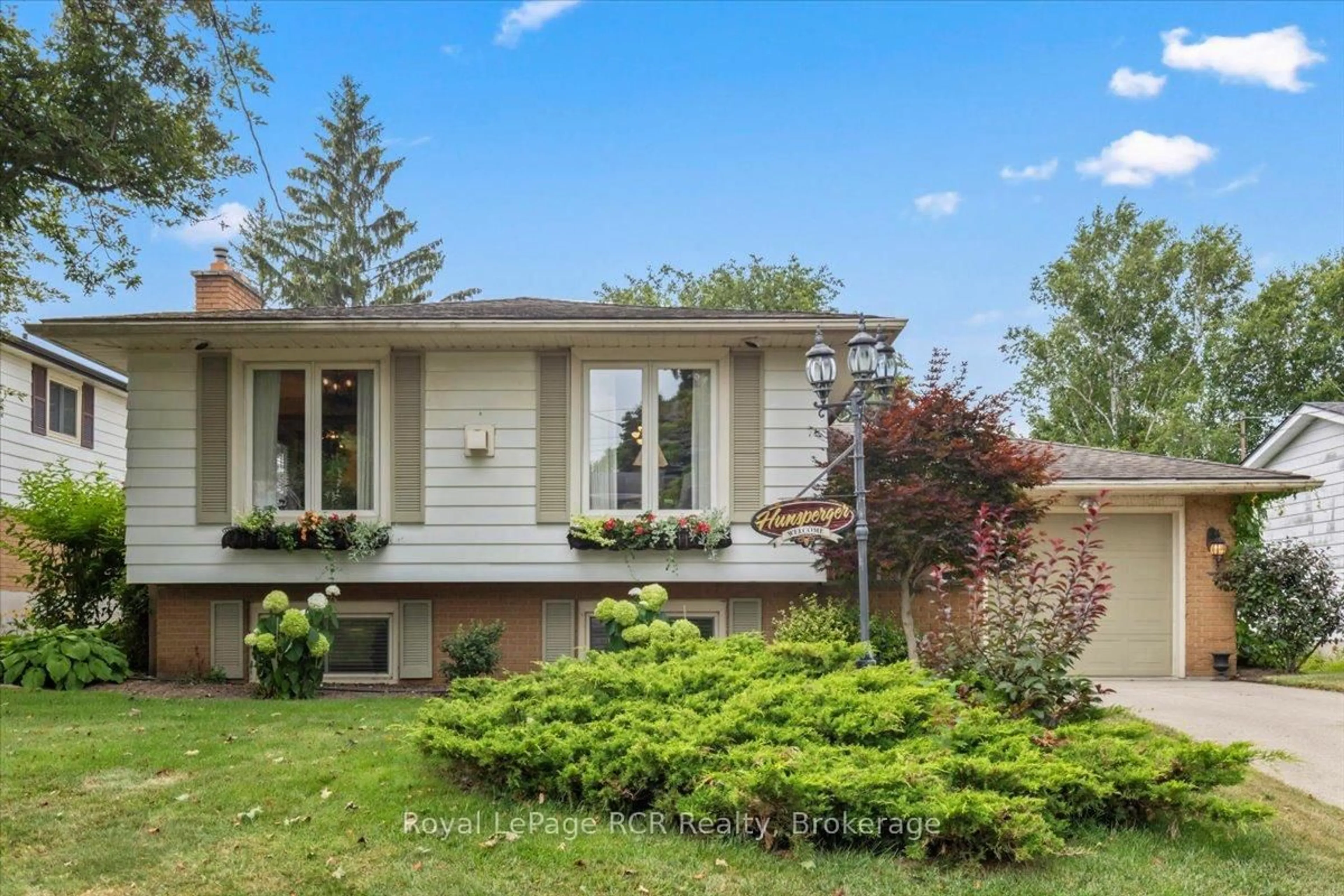 Home with vinyl exterior material, street for 526 19th Ave, Hanover Ontario N4N 3E9