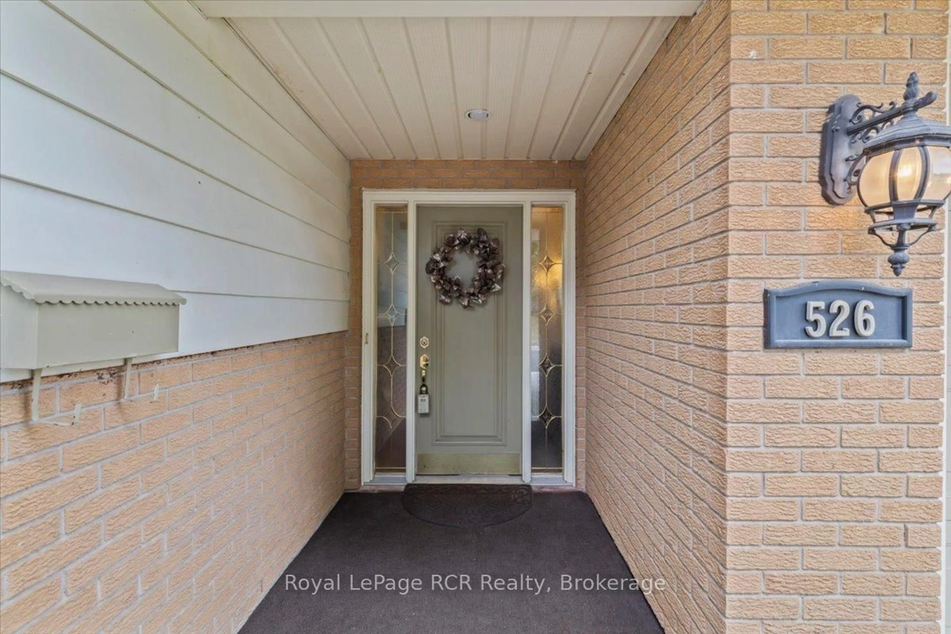 Indoor entryway for 526 19th Ave, Hanover Ontario N4N 3E9
