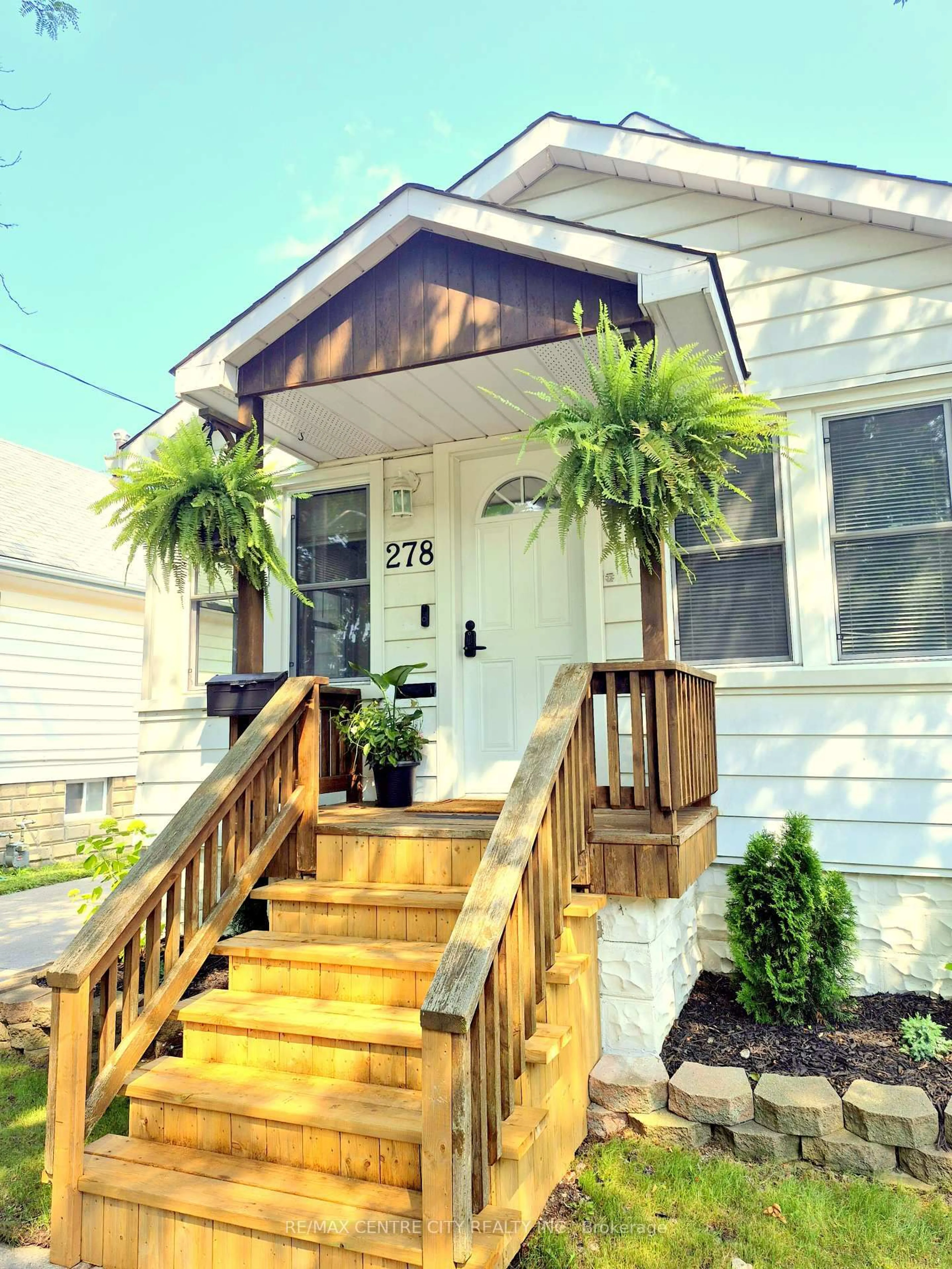 Home with vinyl exterior material, street for 278 Shepherd St, Sarnia Ontario N7T 3J6
