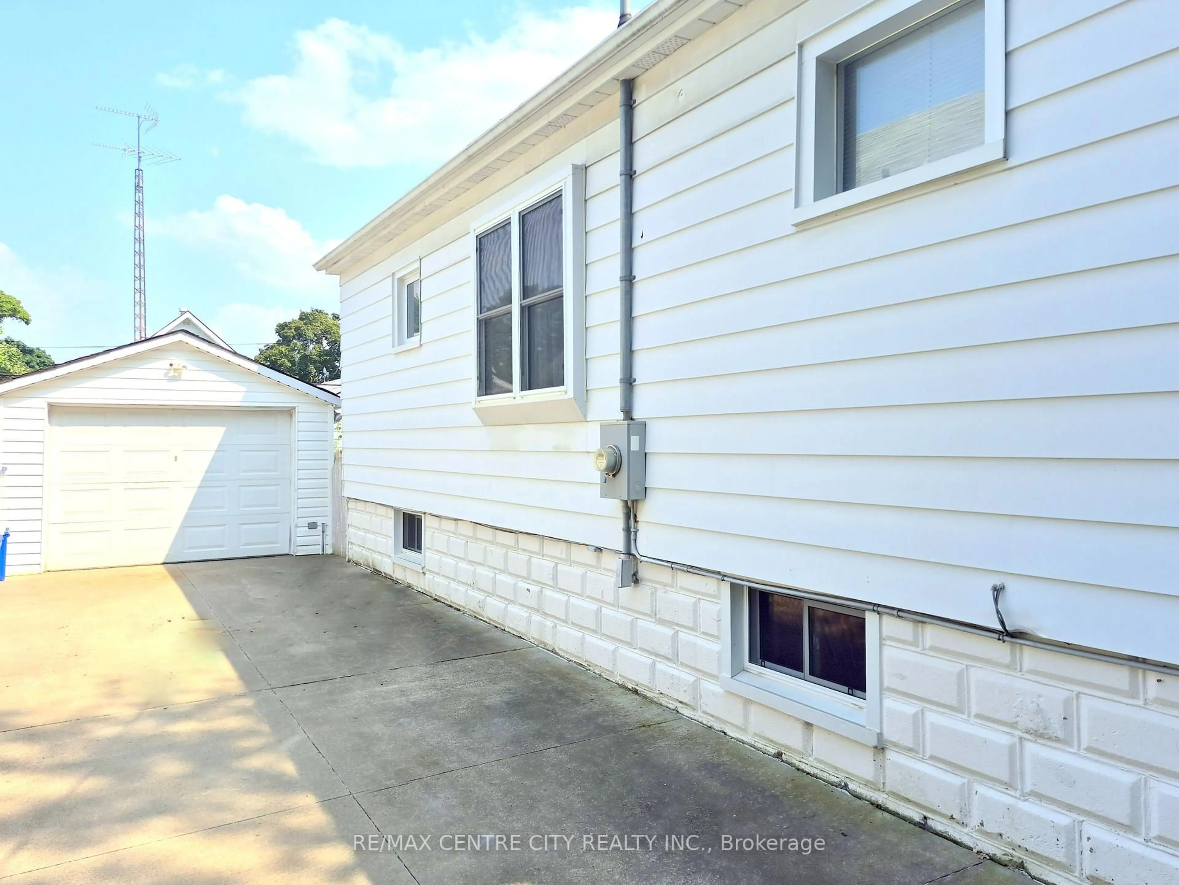 Home with vinyl exterior material, street for 278 Shepherd St, Sarnia Ontario N7T 3J6