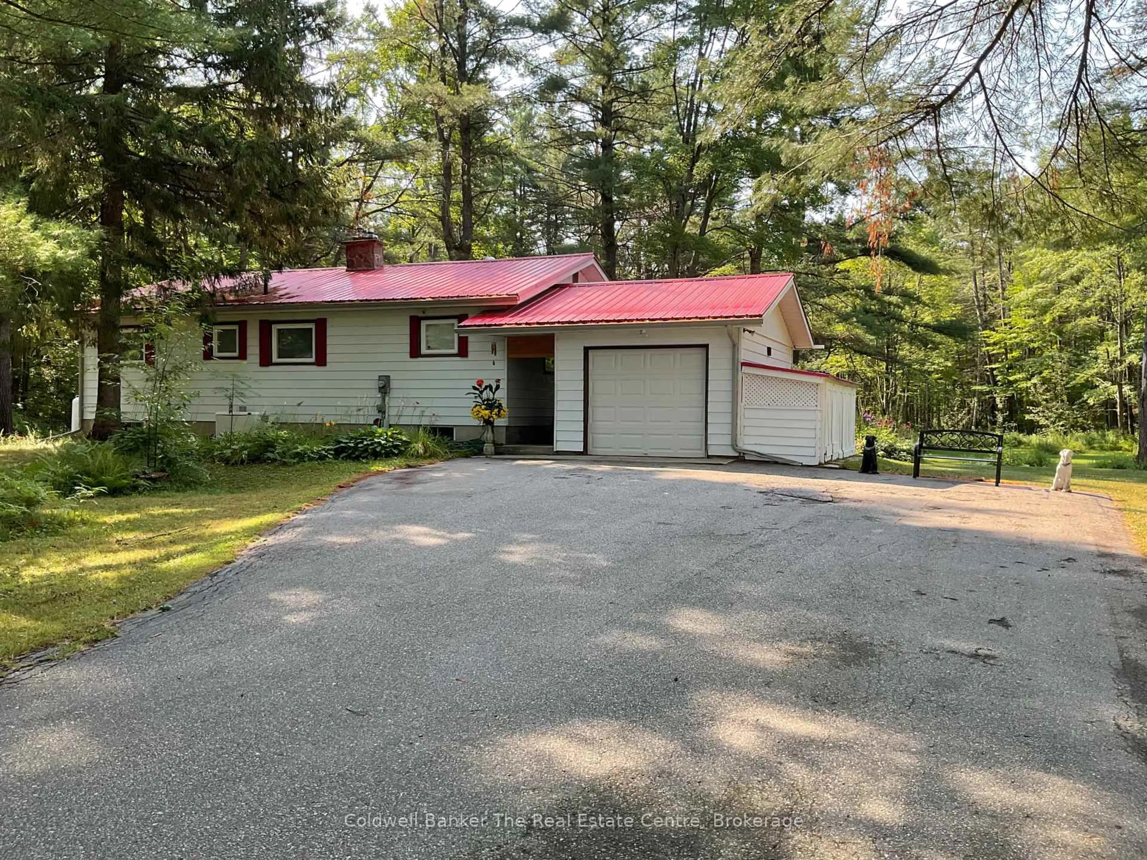 A pic from outside/outdoor area/front of a property/back of a property/a pic from drone, street for 1060 Kahshe Lake Rd, Gravenhurst Ontario P0E 1G0