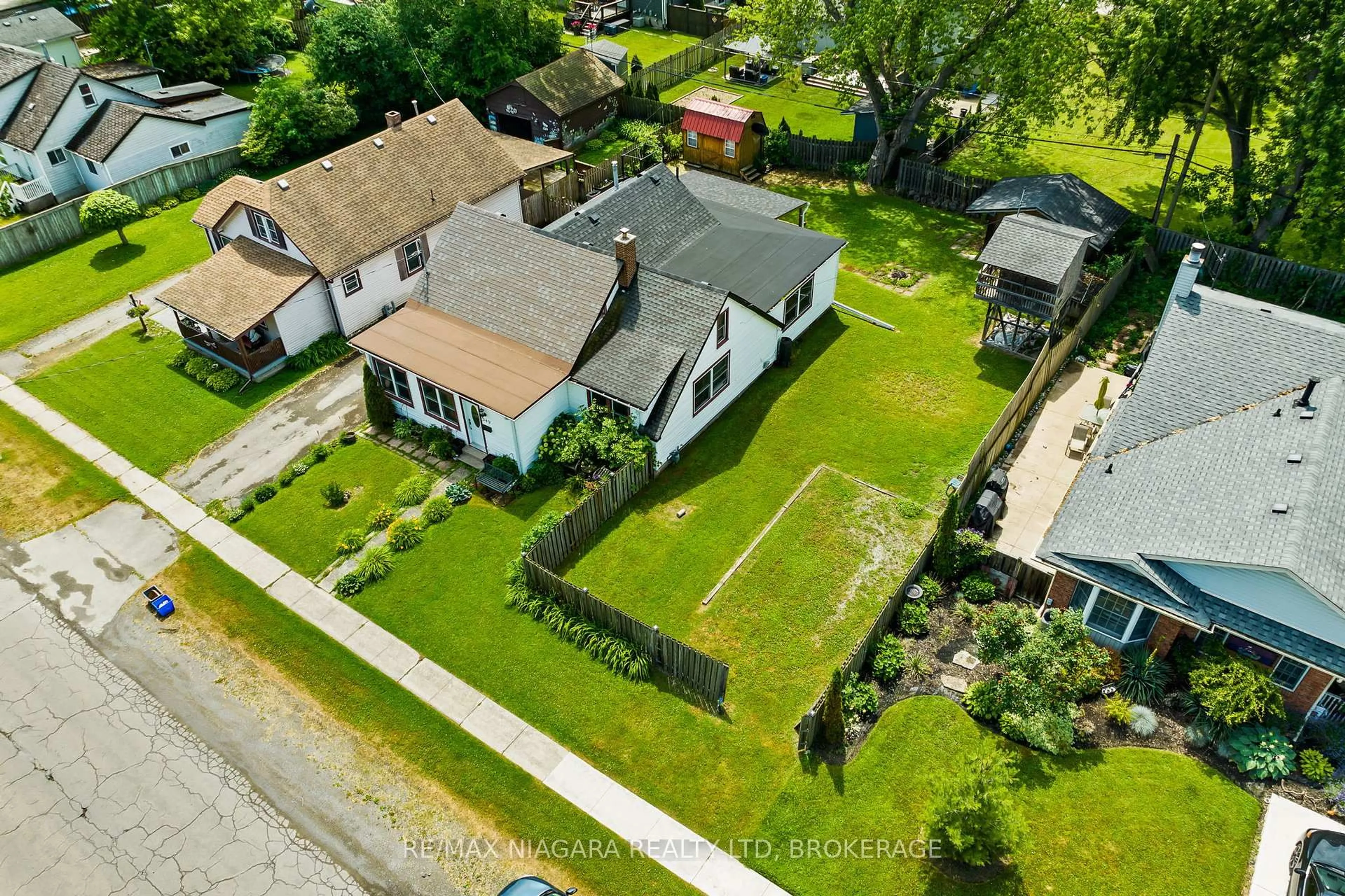 A pic from outside/outdoor area/front of a property/back of a property/a pic from drone, street for 549 Ferndale Ave, Fort Erie Ontario L2A 5C5