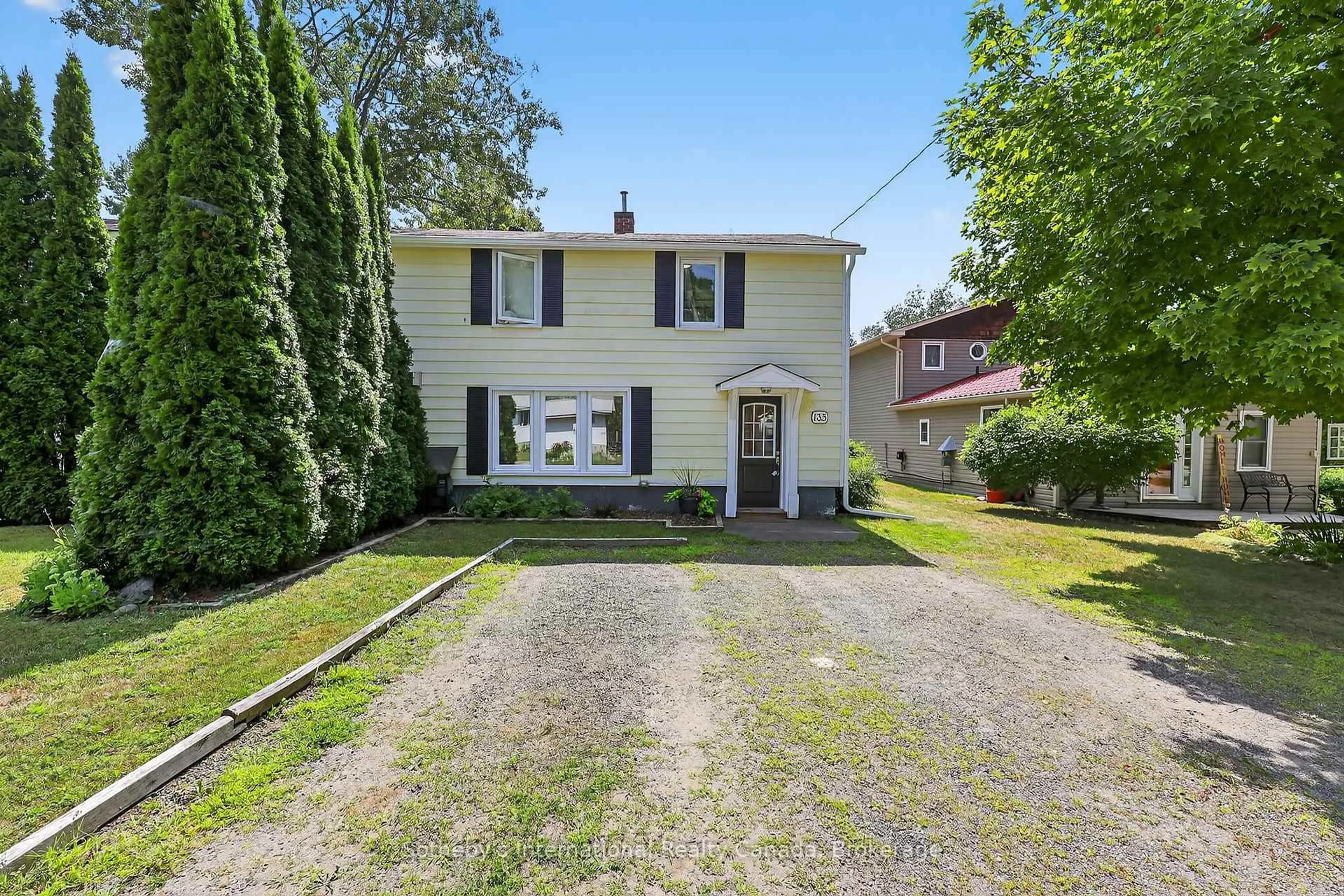 A pic from outside/outdoor area/front of a property/back of a property/a pic from drone, street for 135 Fraser St, Gravenhurst Ontario P1P 1C9